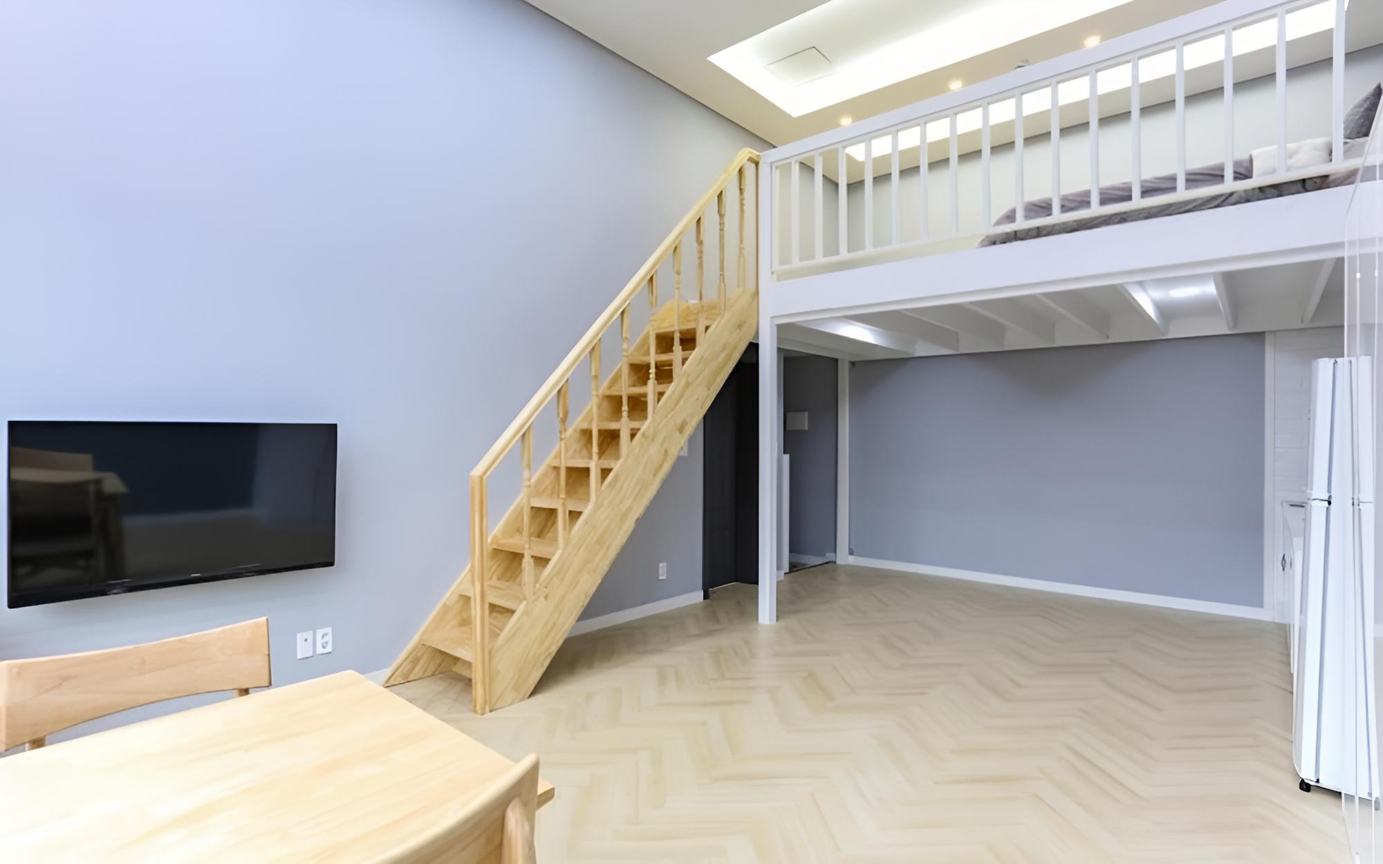 Room (204 (mountain view))