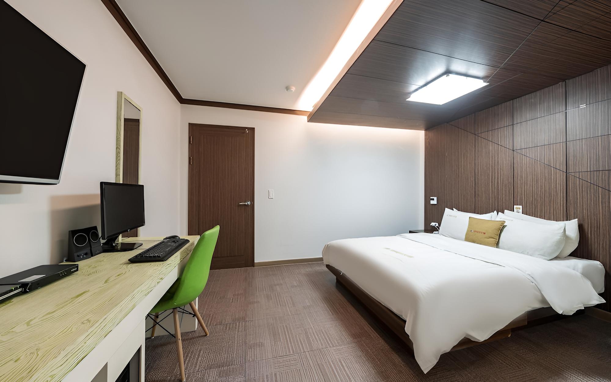 Room (Standard Room - Air Purifier (Netflix) - Photo 24