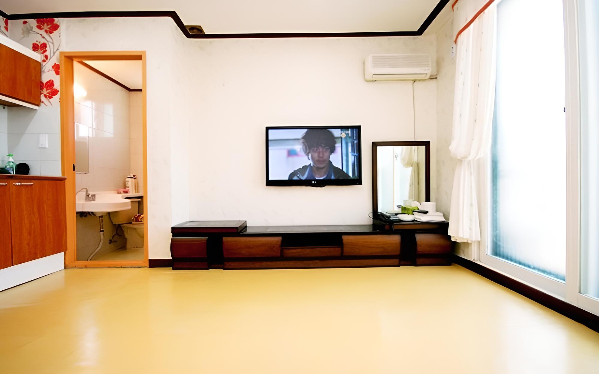 Room (Ondol C2)