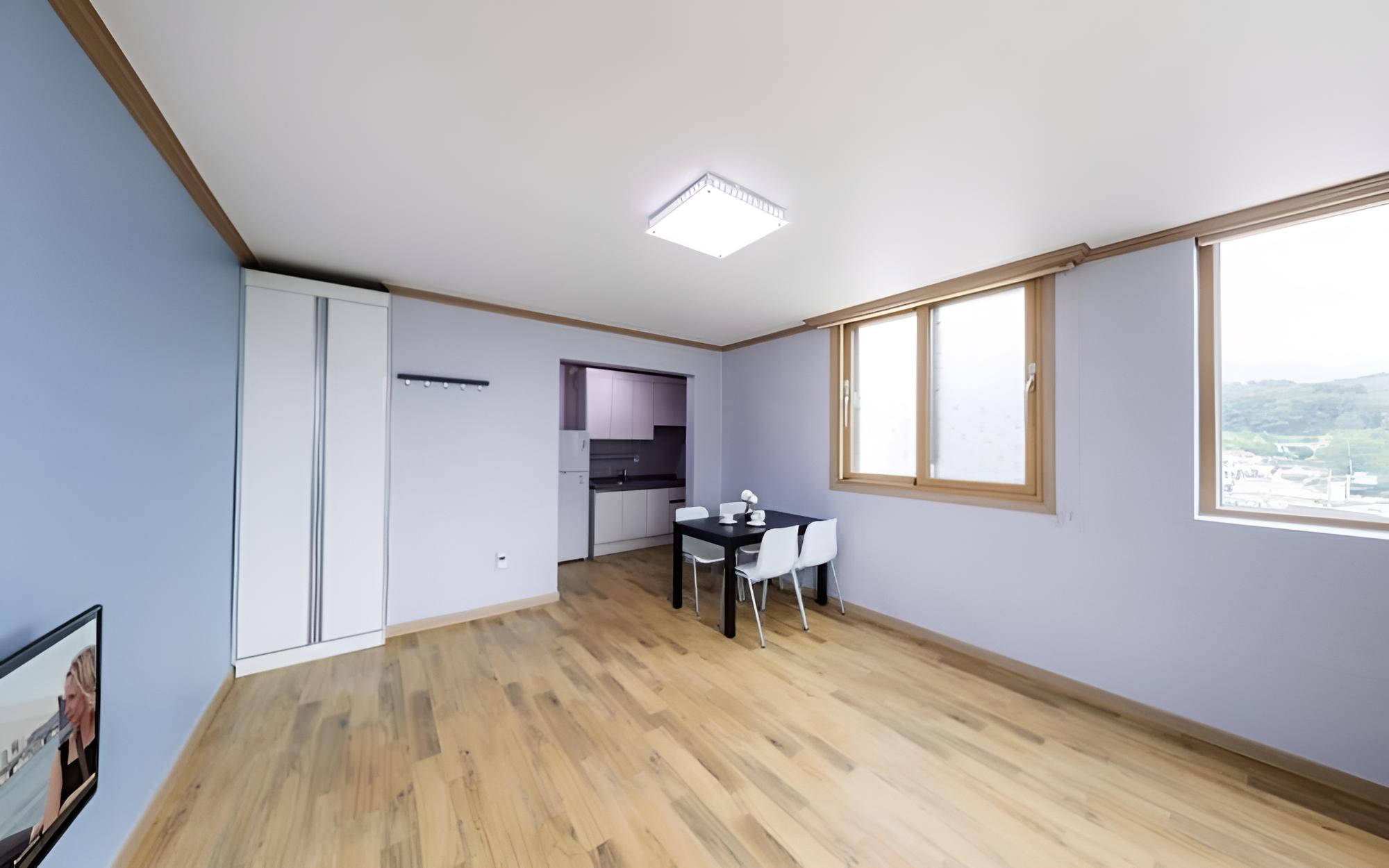 Room (Room 303 (4/5 person Ondol))