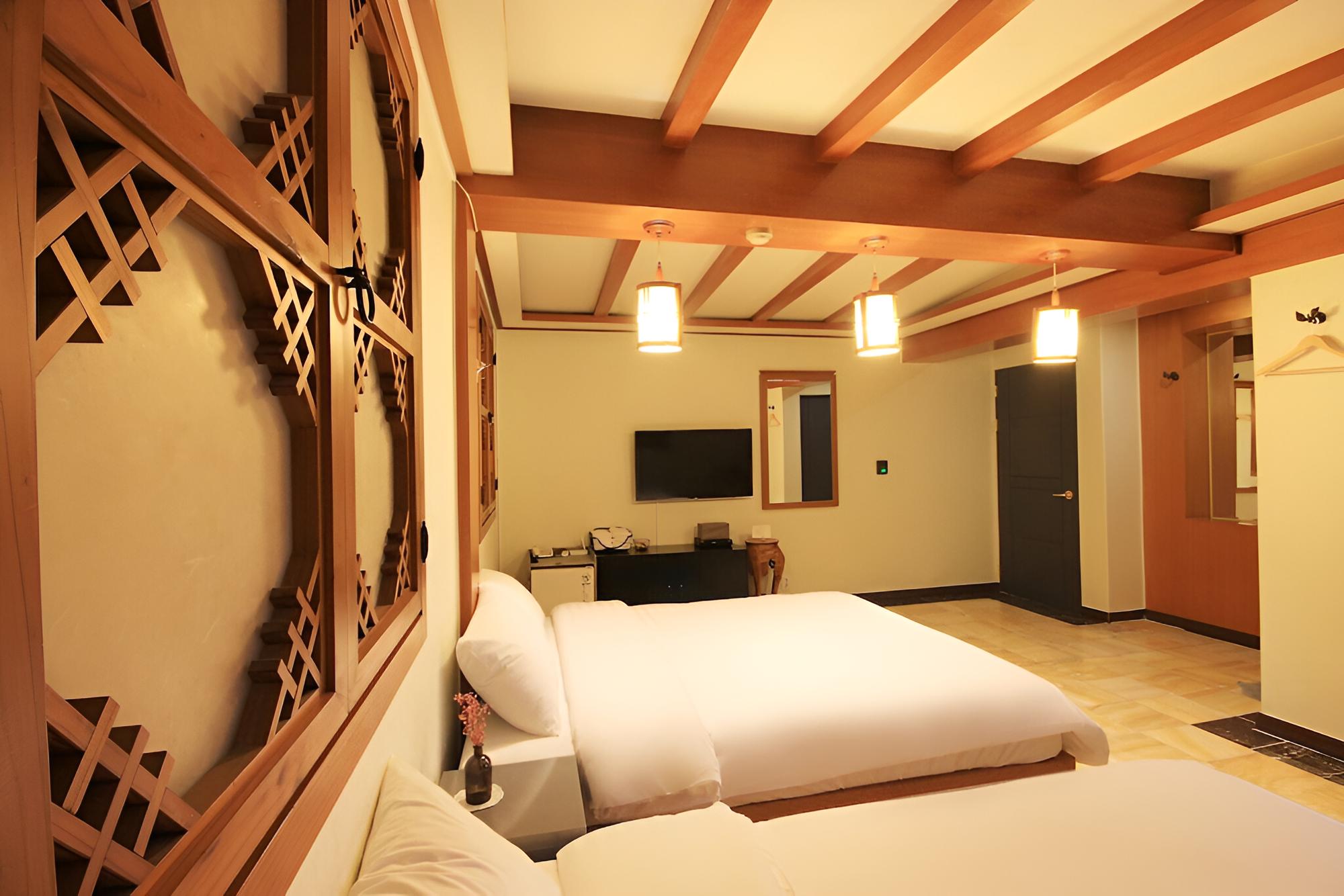 Room (Family (non-smoking double + double N) - Photo 16