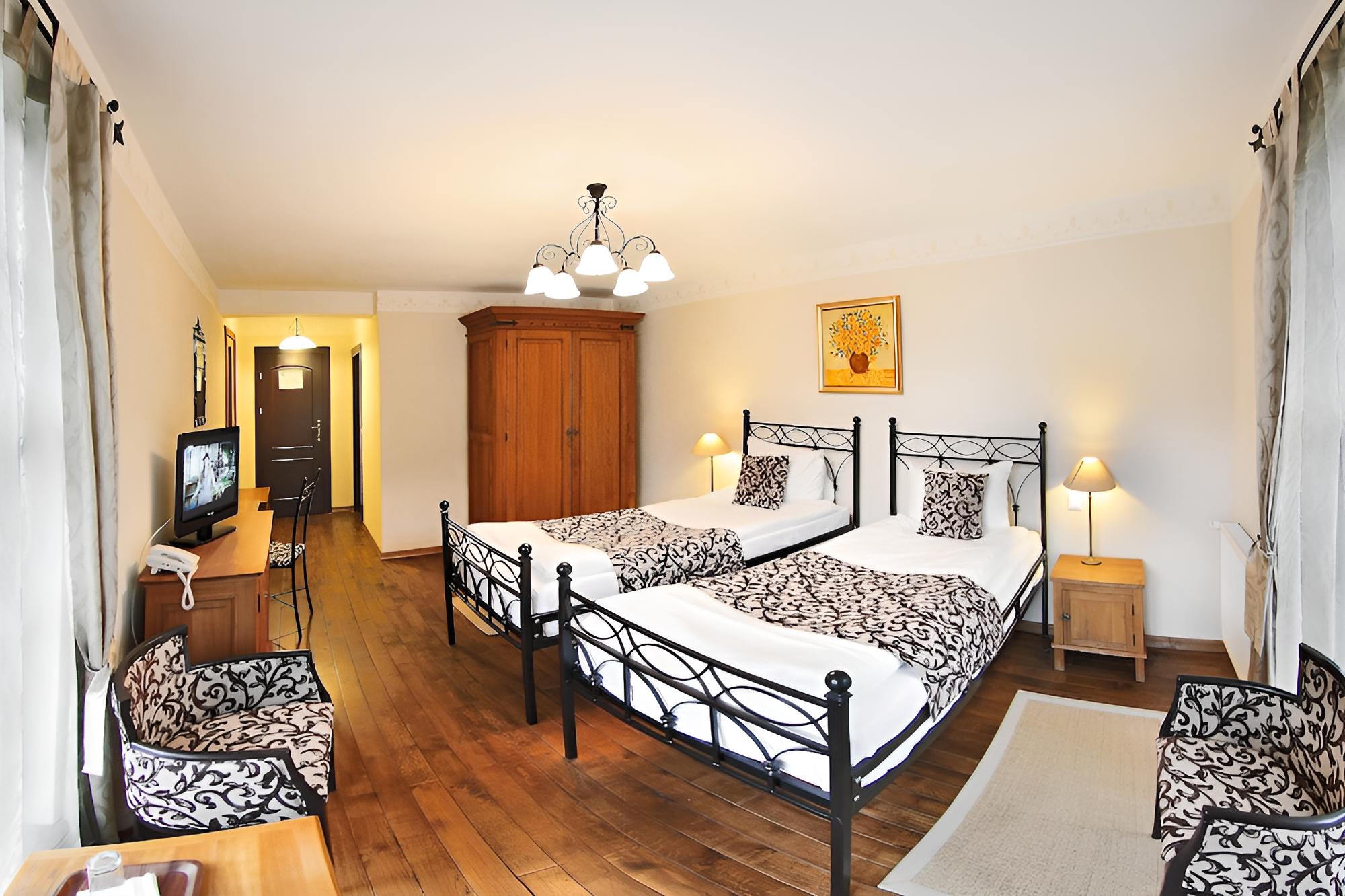 Basic Double or Twin Room, Mountain View photo 3