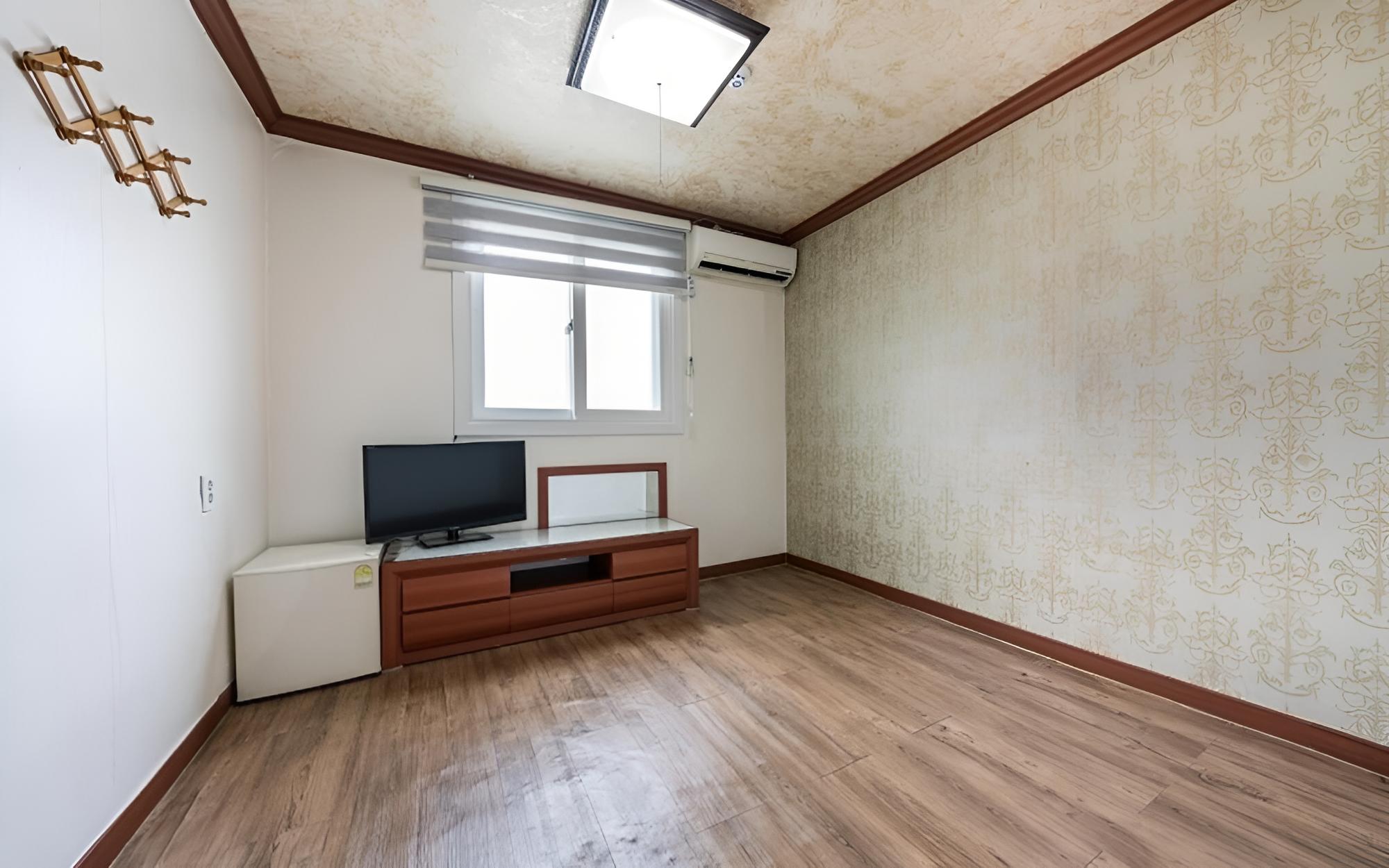Room (Room 205)