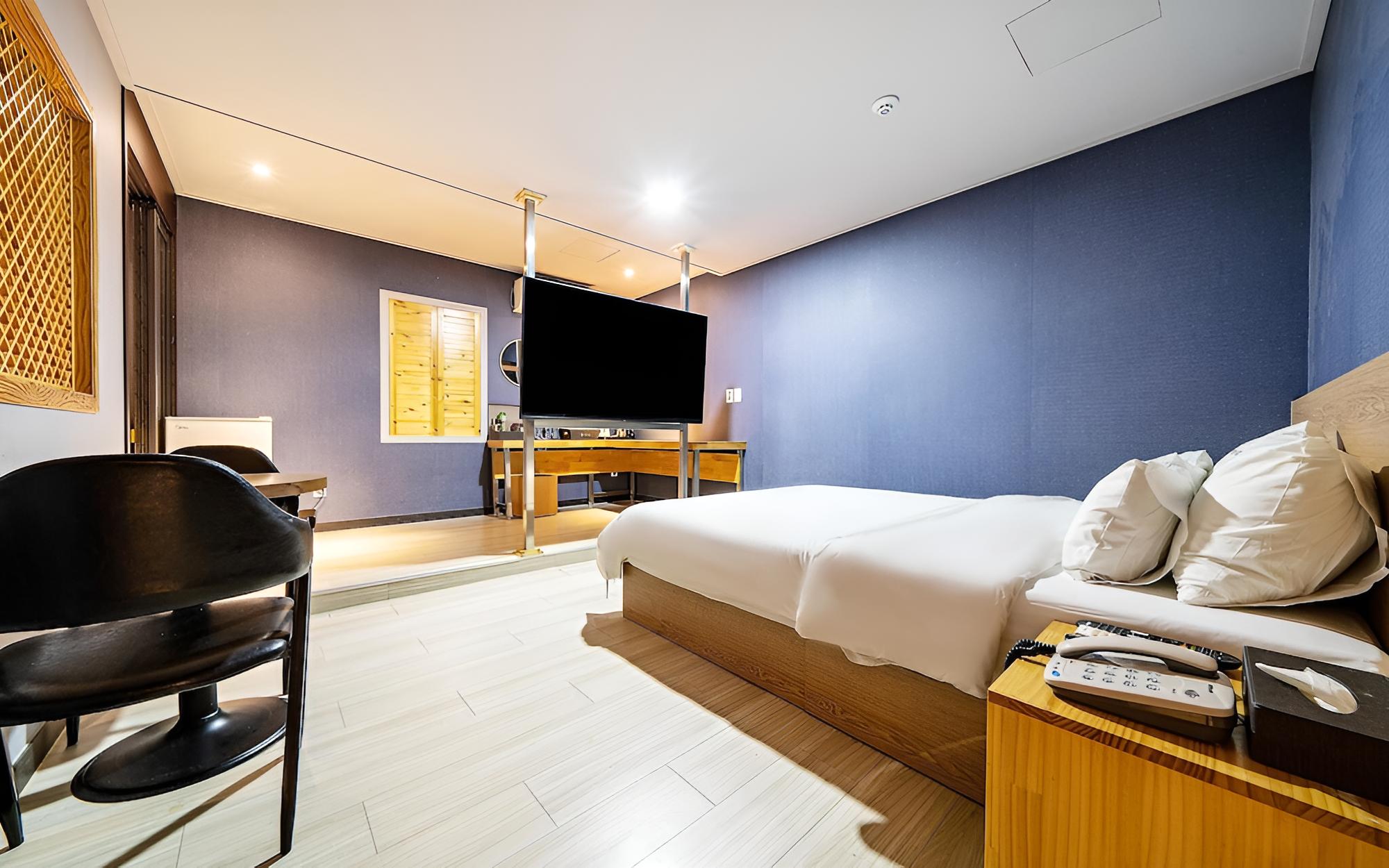 Room (VIP (15 Room/Single and Double Bed/OT)