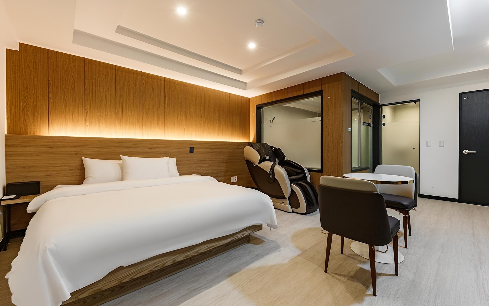 Room (VIP (with styler Netflix available ma)