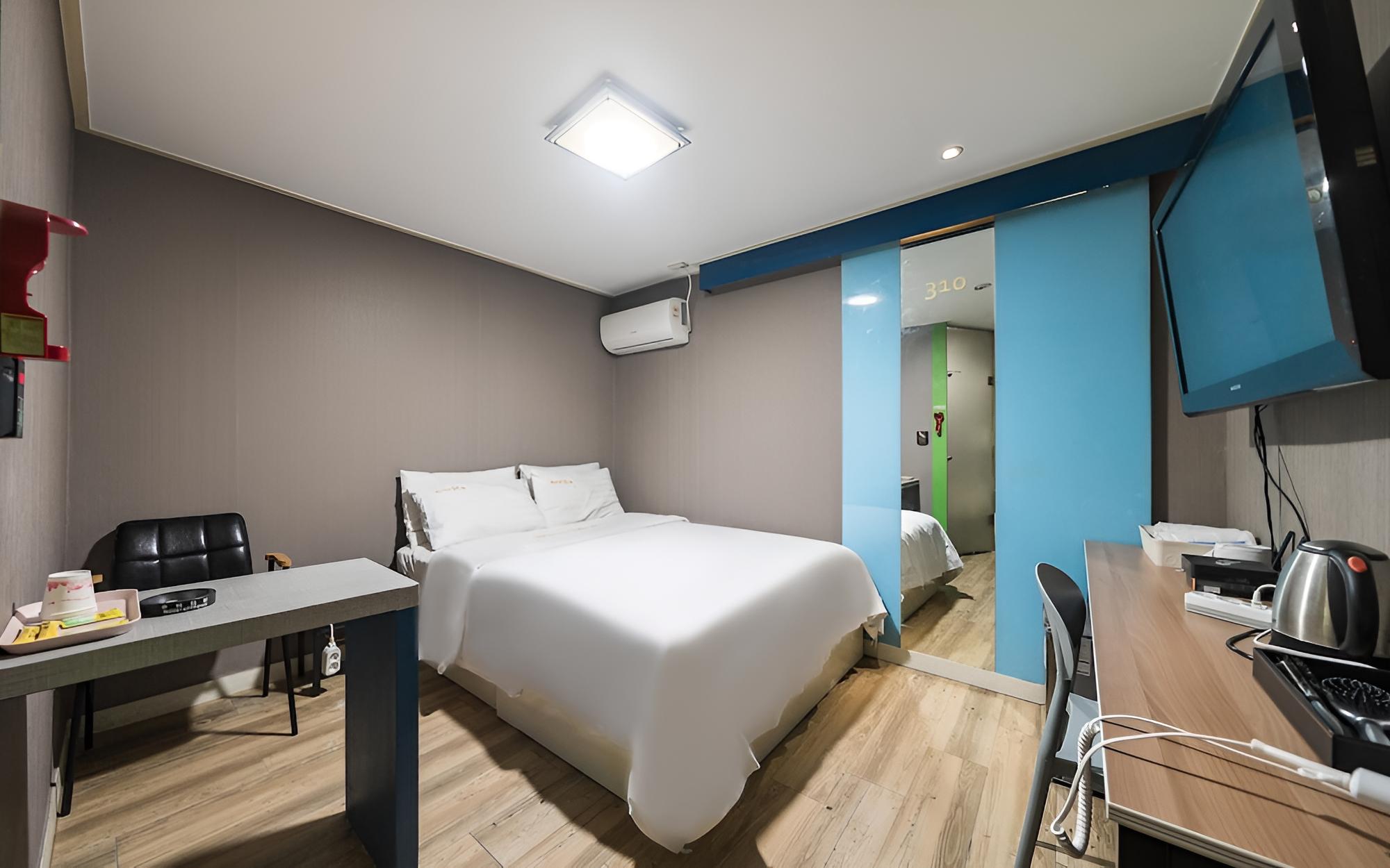 Room (Standard Room) - Photo 8