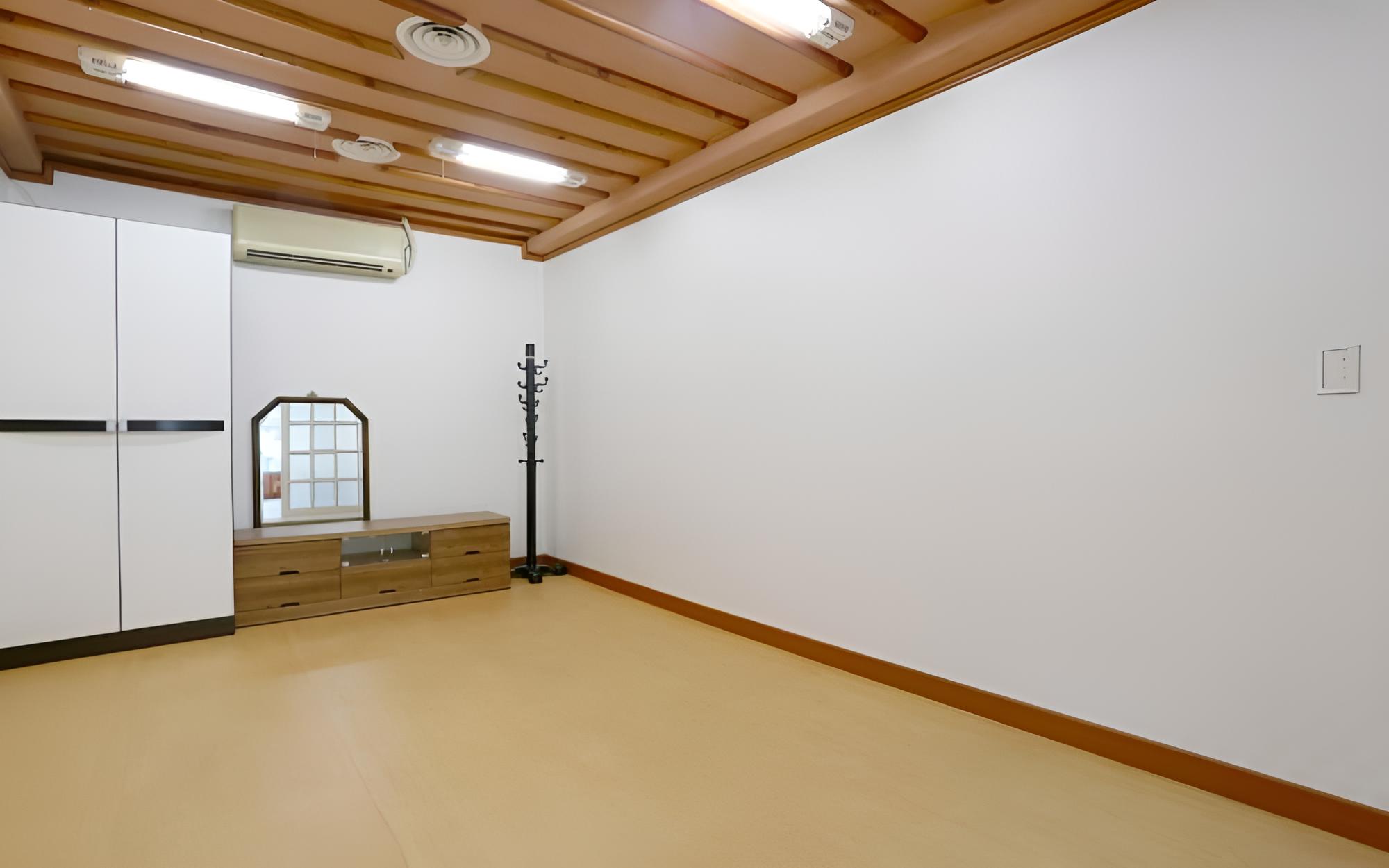 Room (Darae) - Photo 11