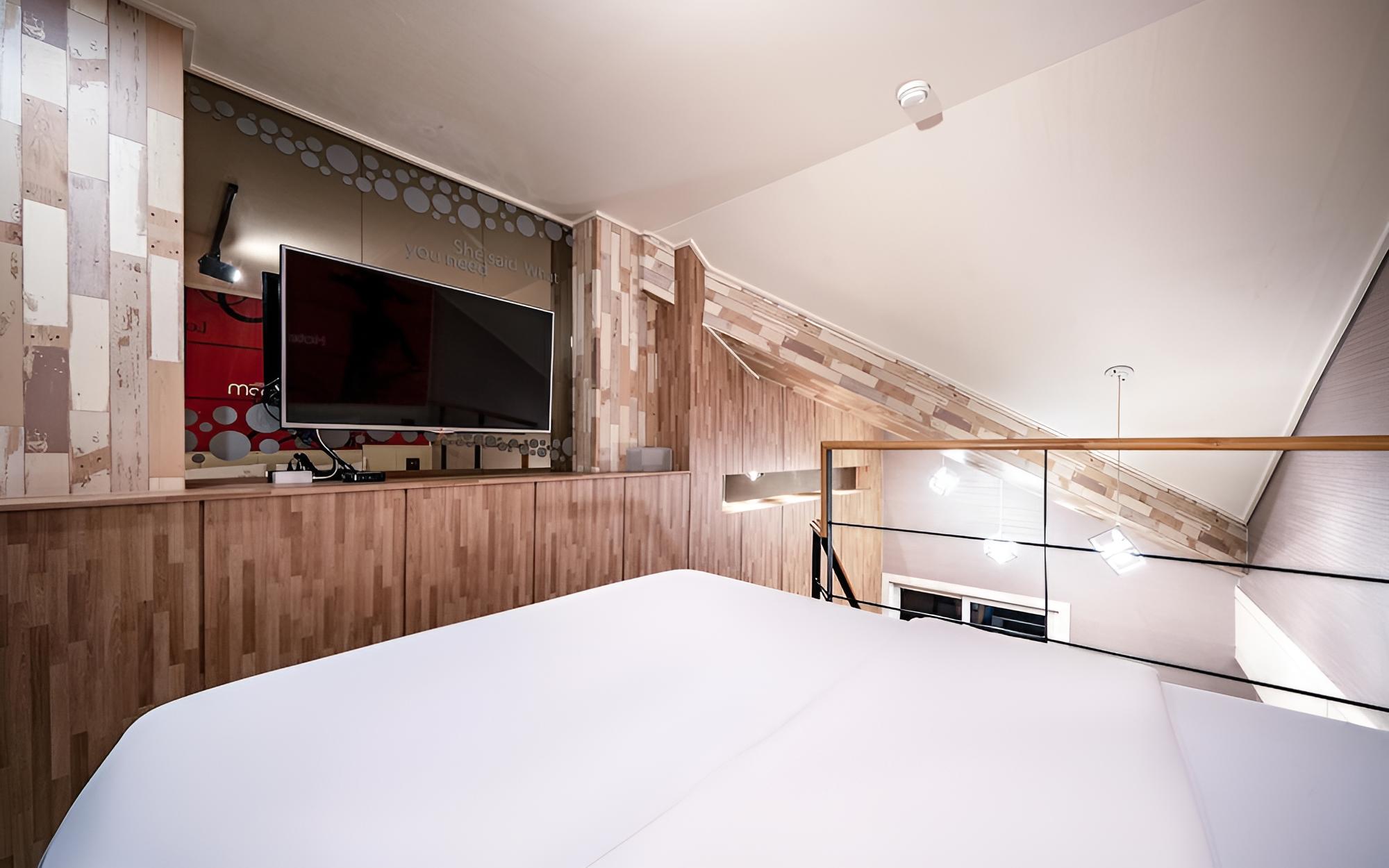 Room (Duplex room (Netflix available clean ) - Photo 3