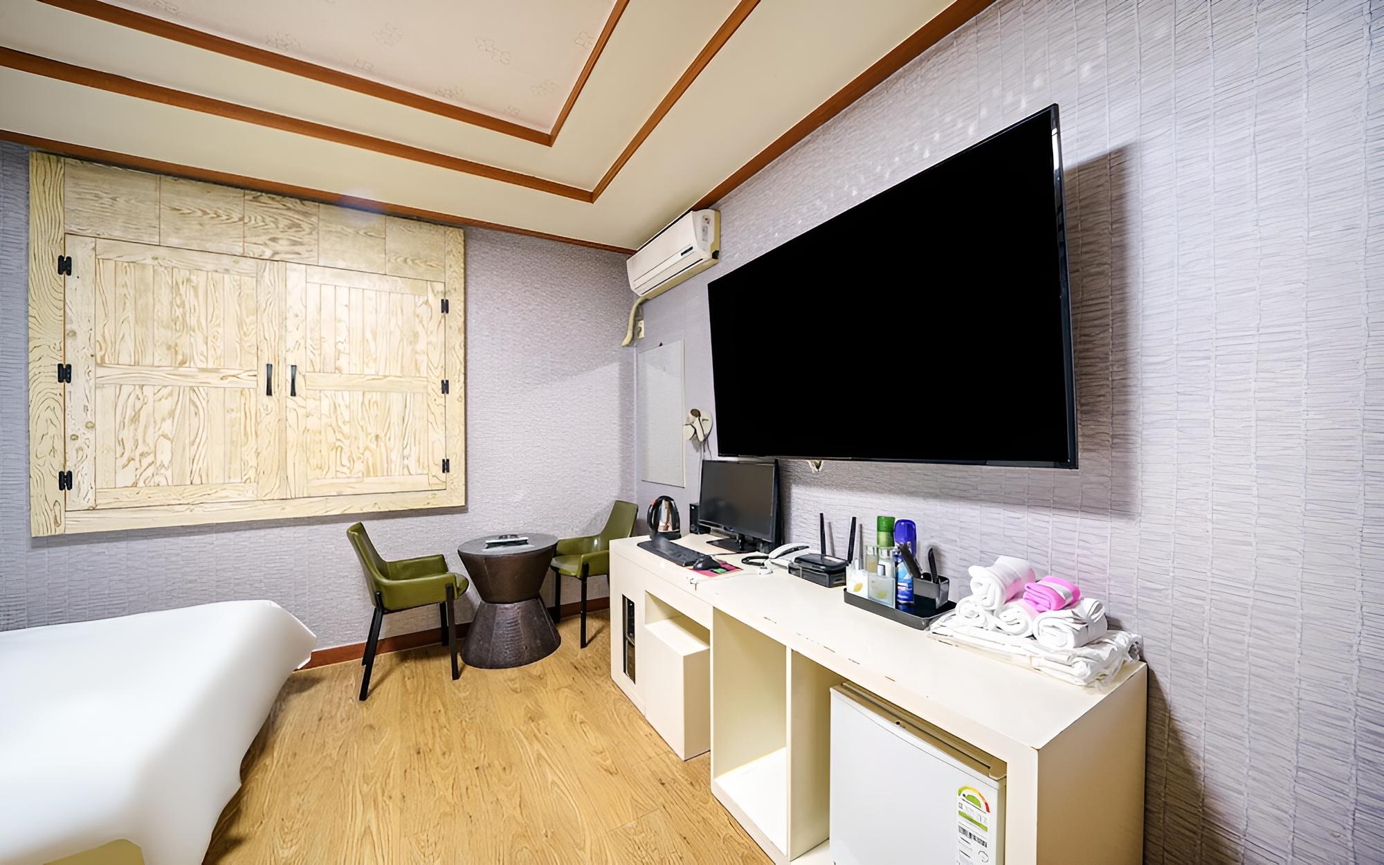 Room (Twin Room (65 inch TV Netflix Access )