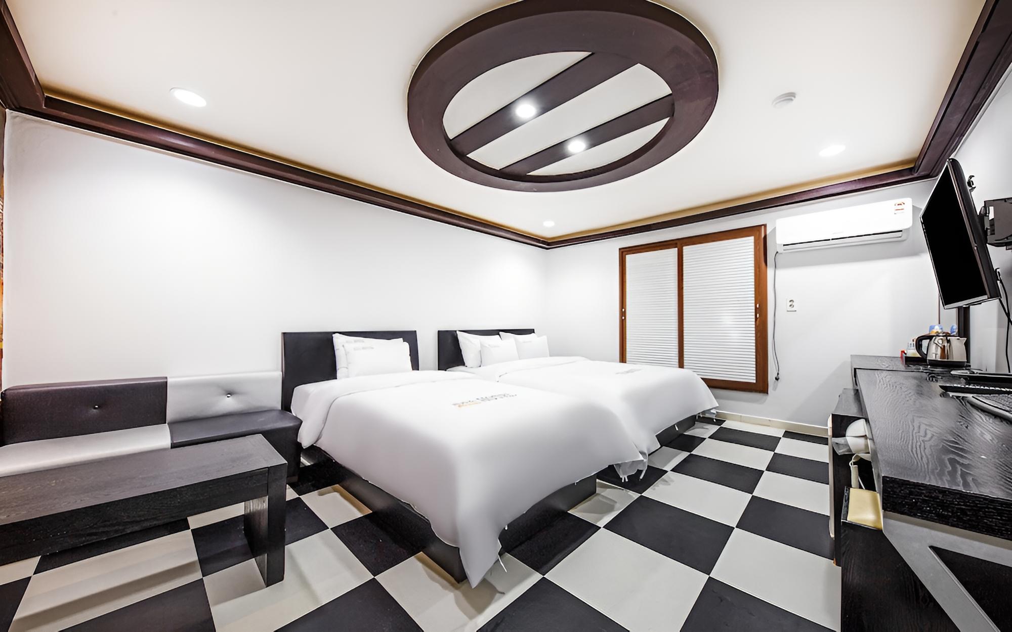 Room (Twin)