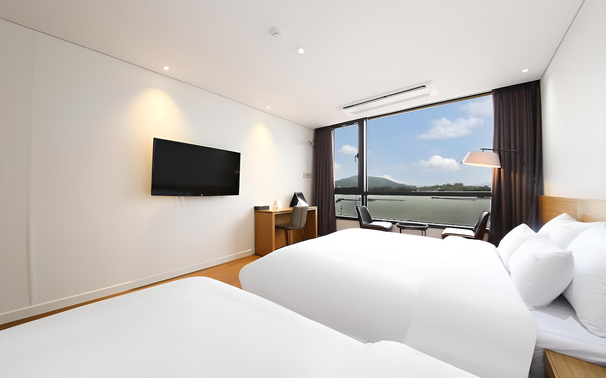 Room (Deluxe Twin (Free Netflix cable car d) - Photo 7