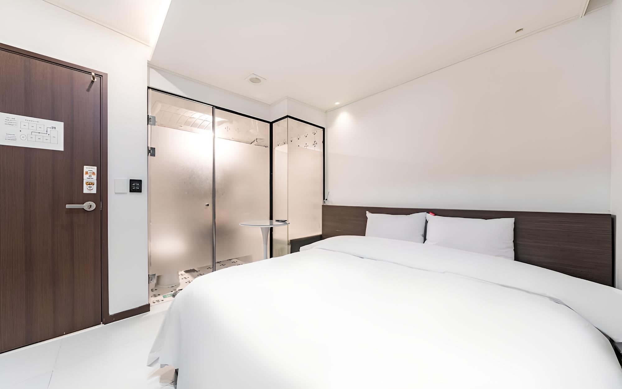 Room (Standard - Bathtub (Free Netflix avai) - Photo 3