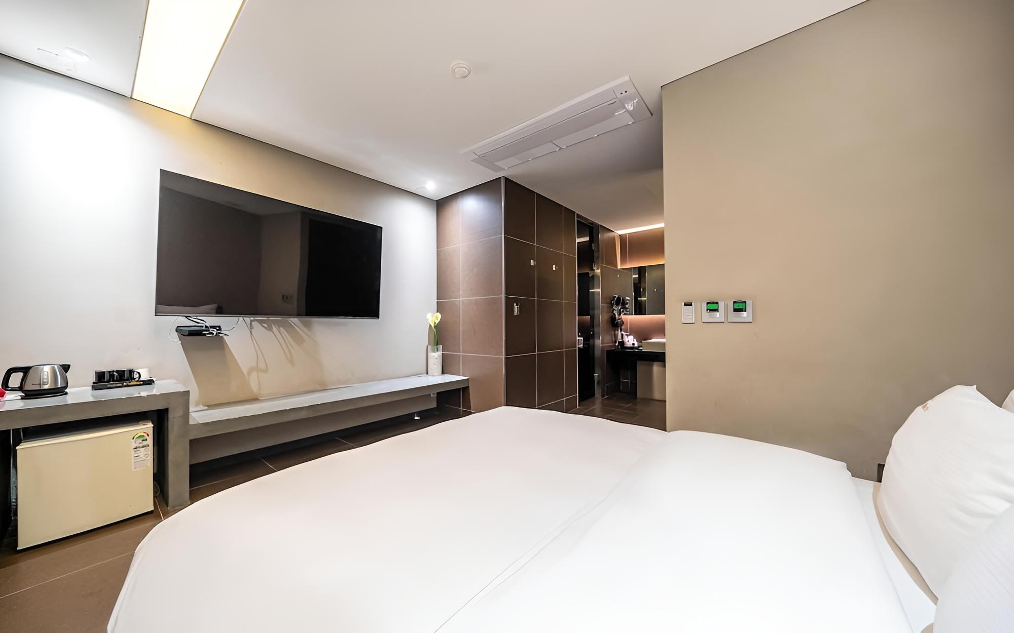 Room (Deluxe (Netflix/RiverView Room Random) - Photo 2