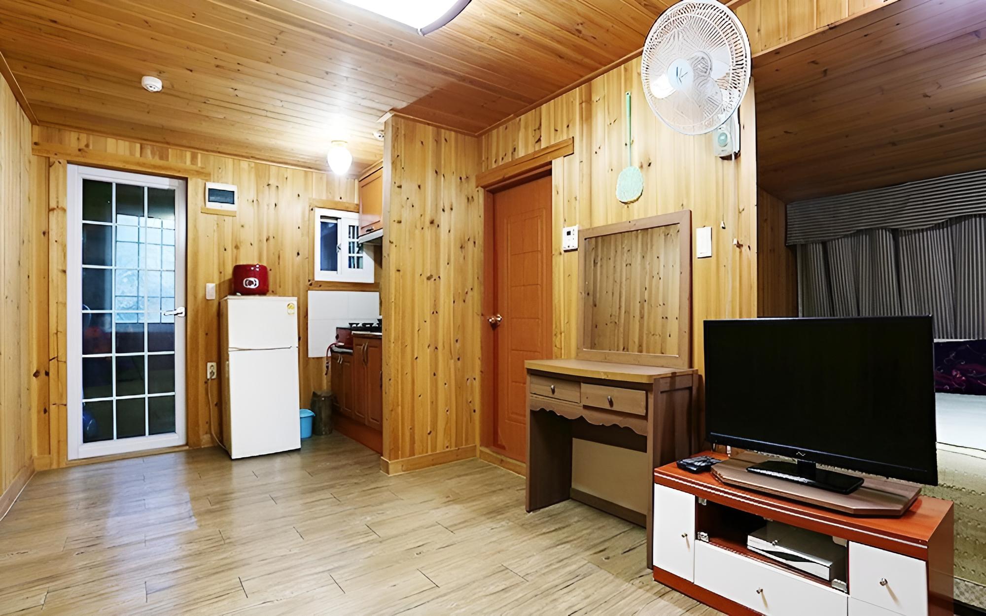 Room (Room 6)
