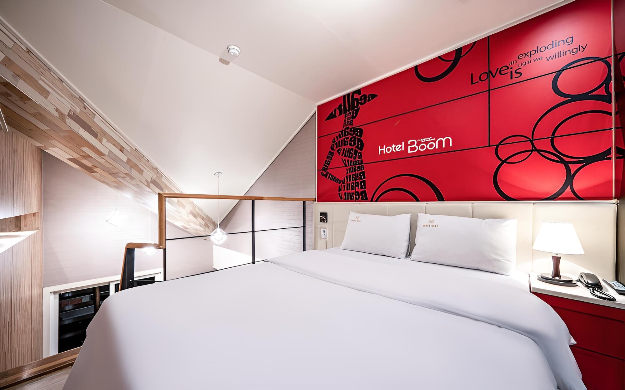 Room (Duplex room (Netflix available clean )
