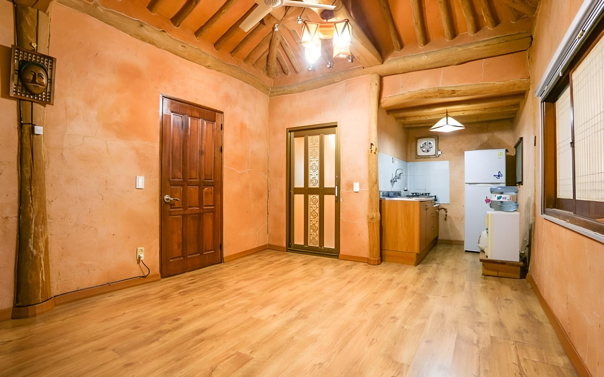 Room (Room No2)