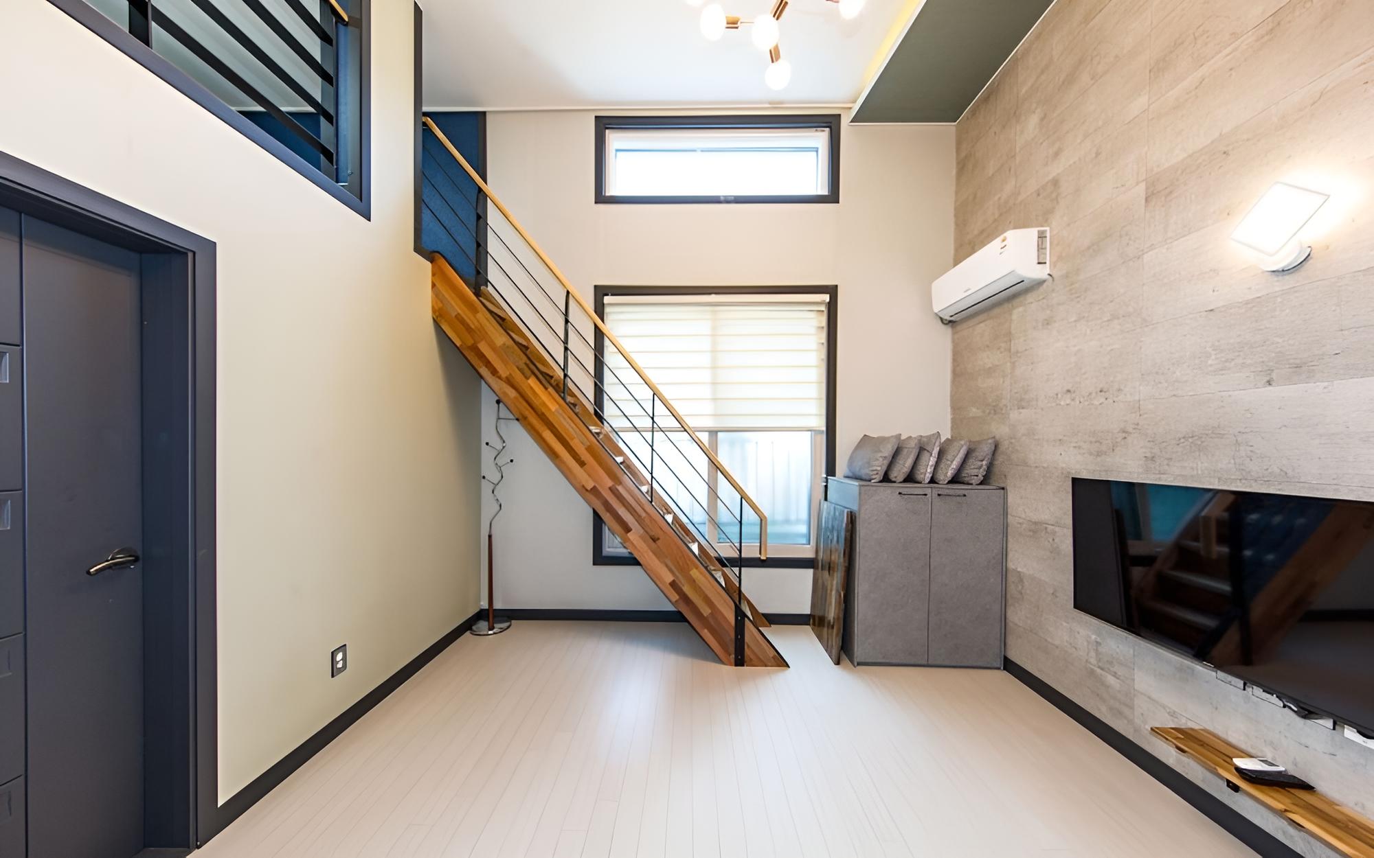 Room (103 (upstairs))