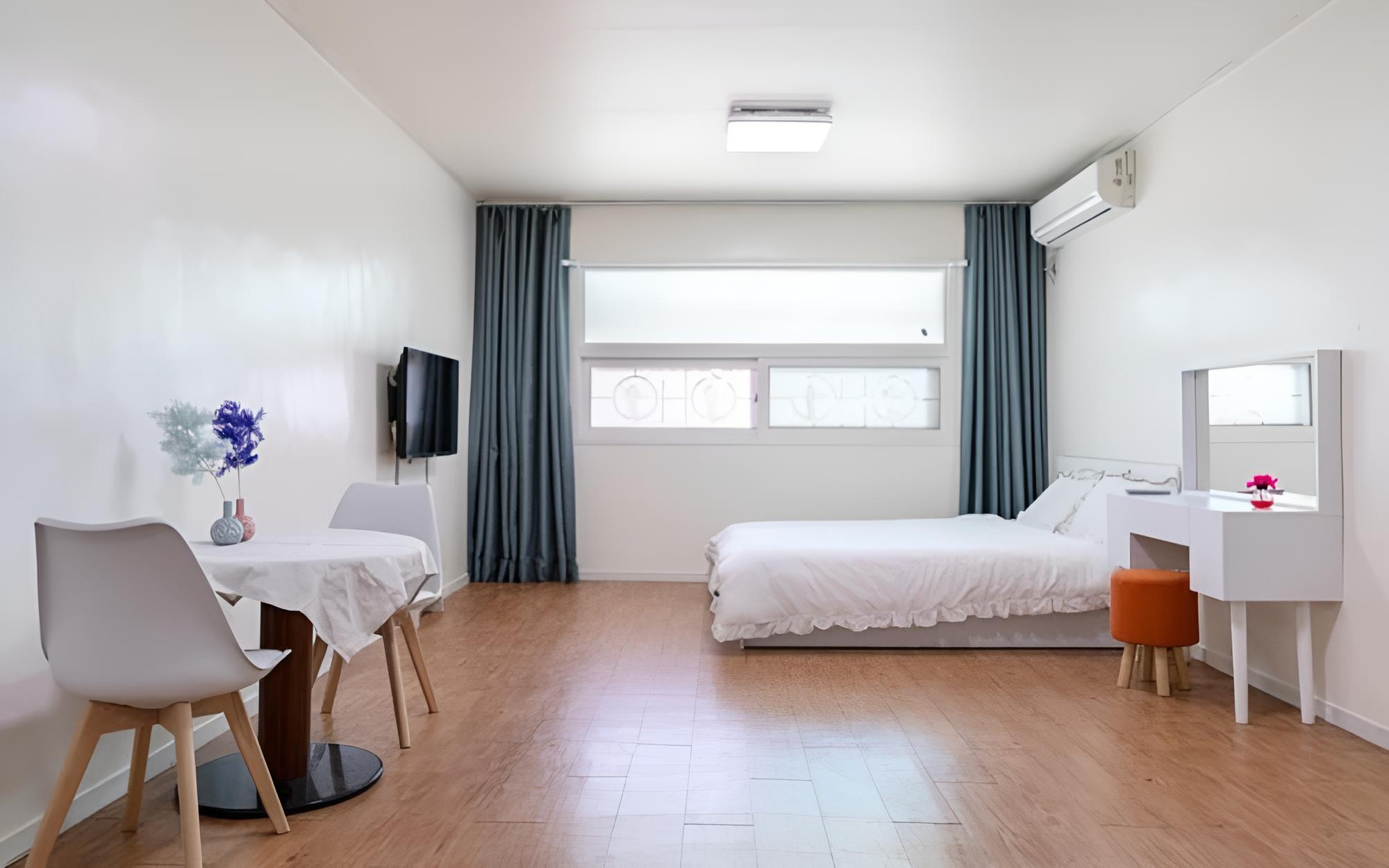 Room (Tagging)