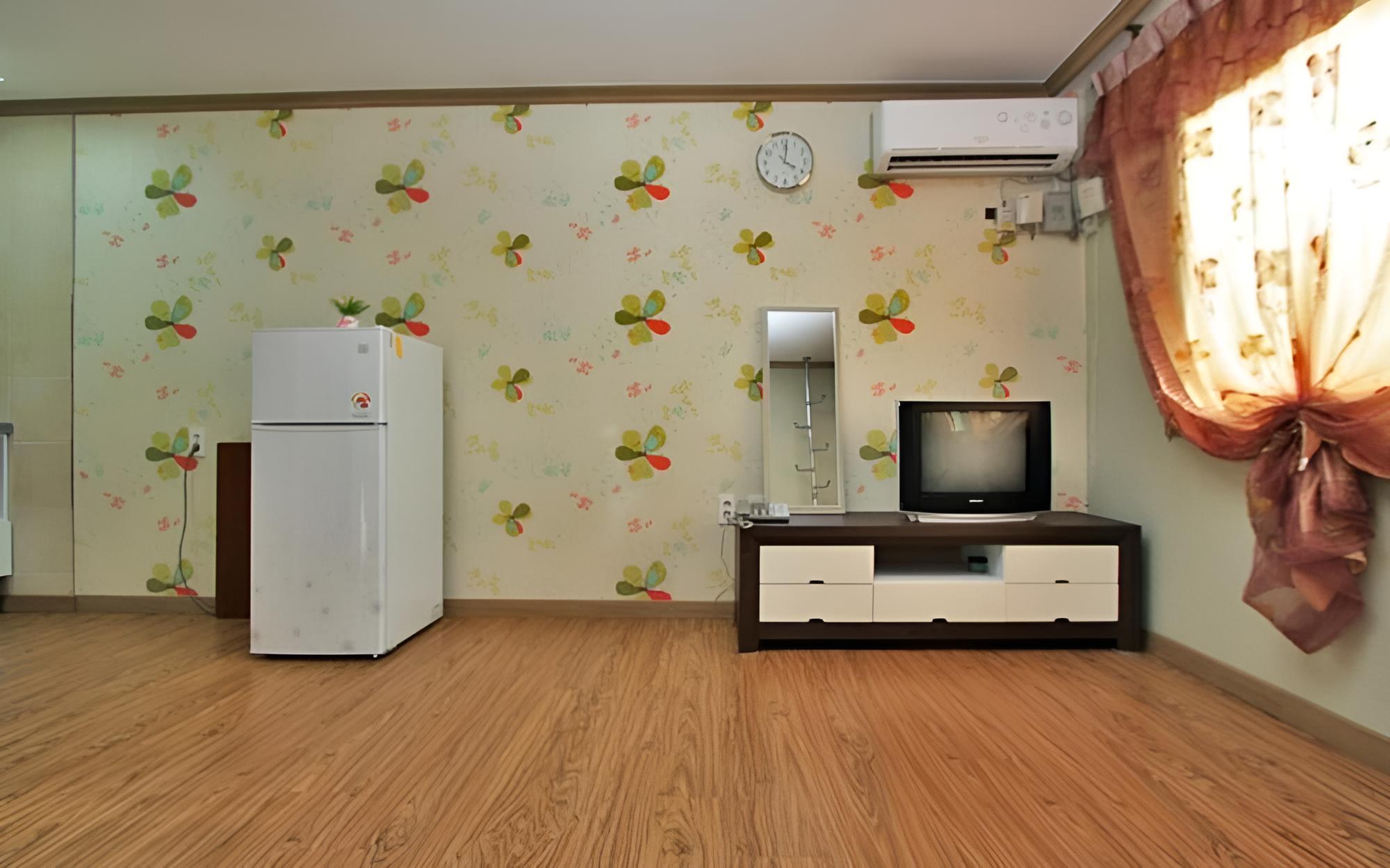 Room (Room 101)