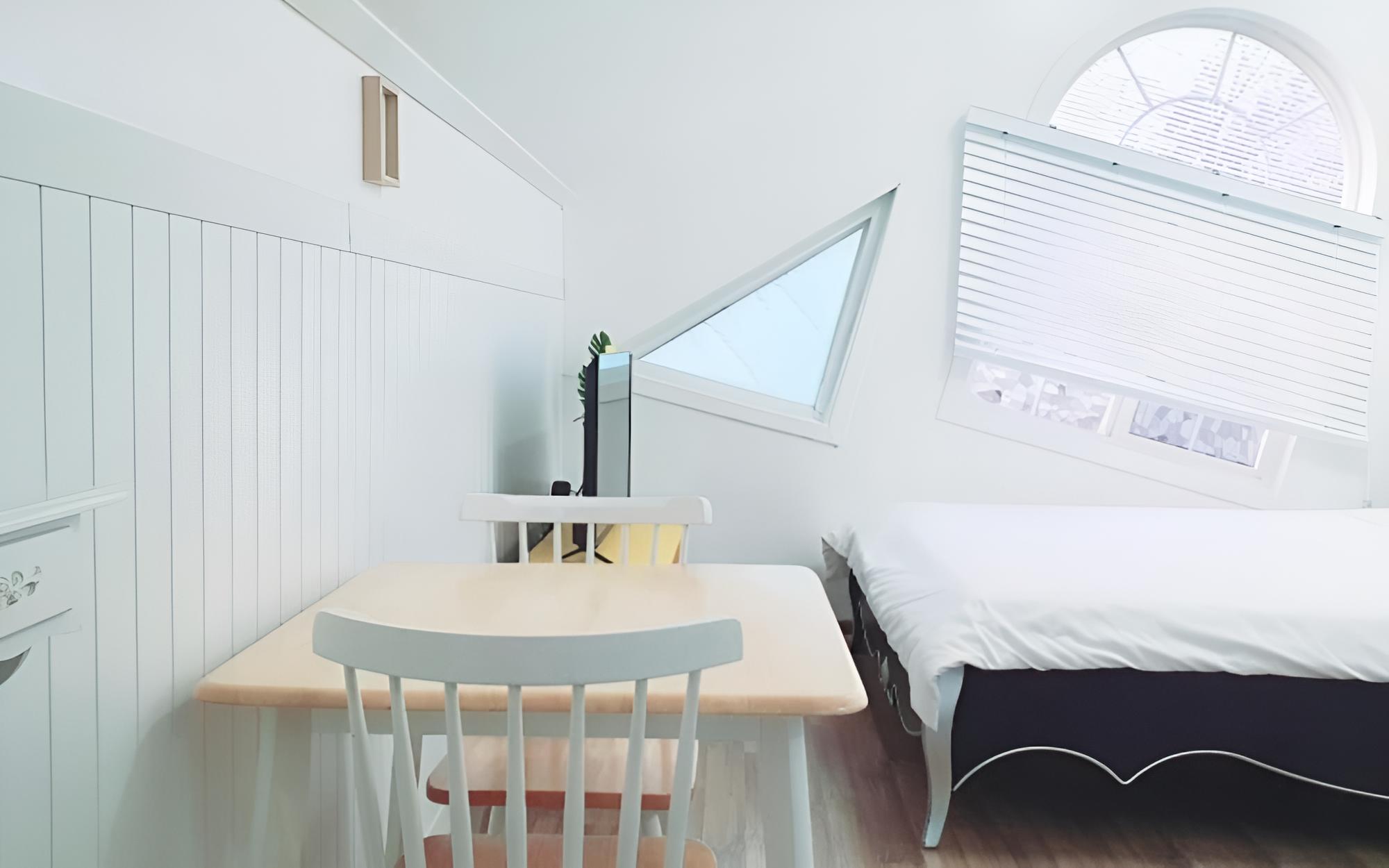 Room (Sunflower)