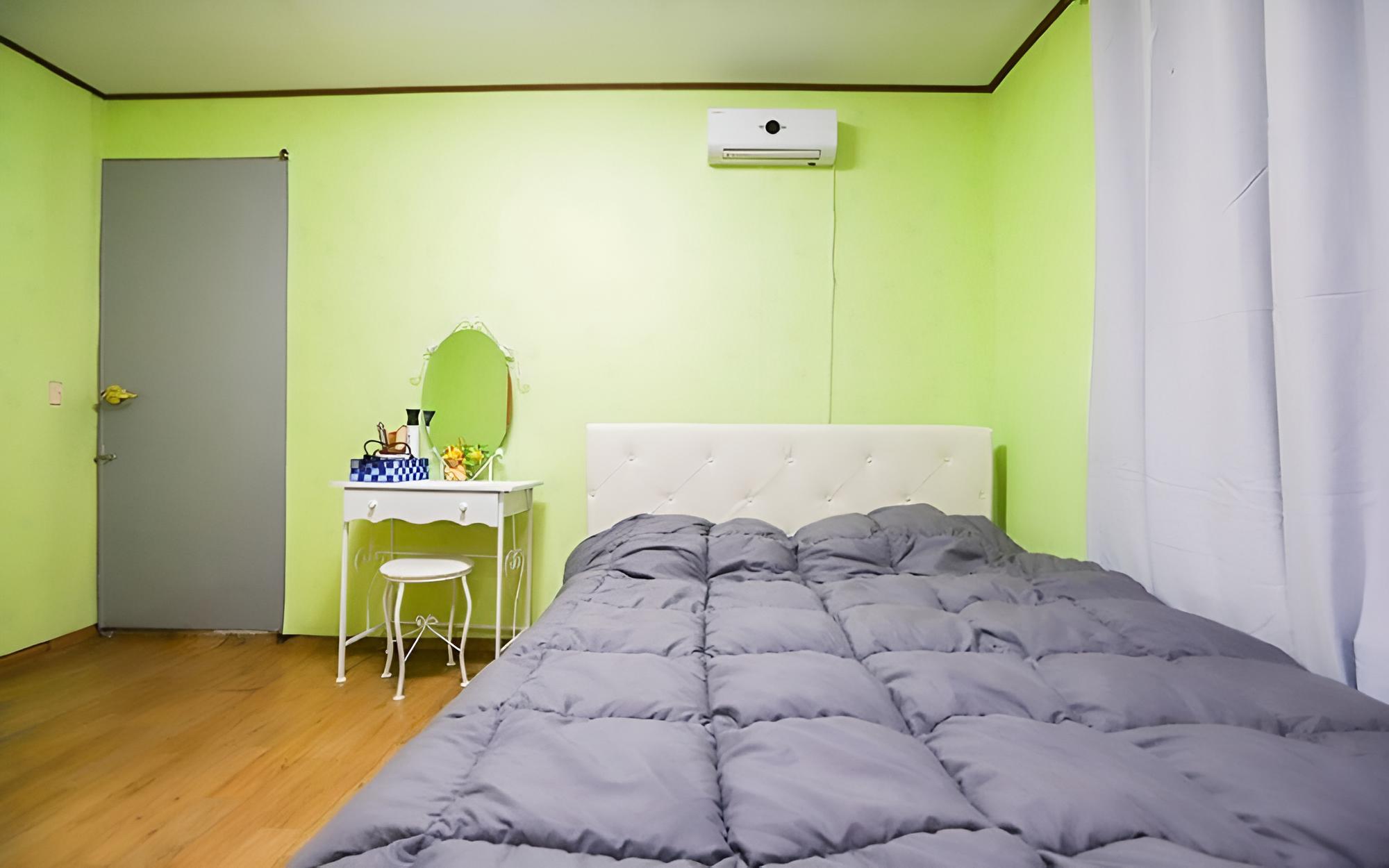 Room (Room 202)