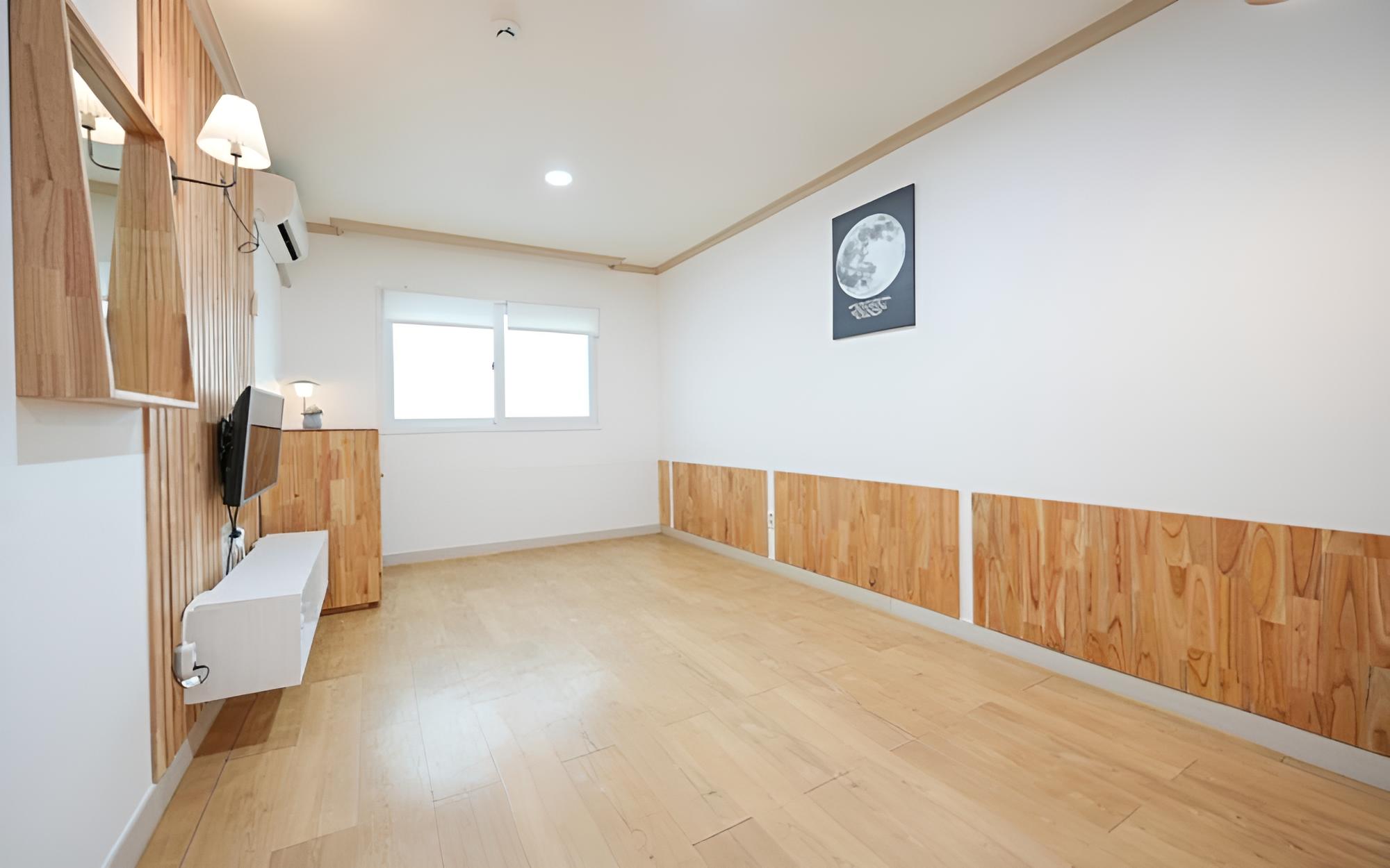 Room (Room 202 [Ondol Family Room])