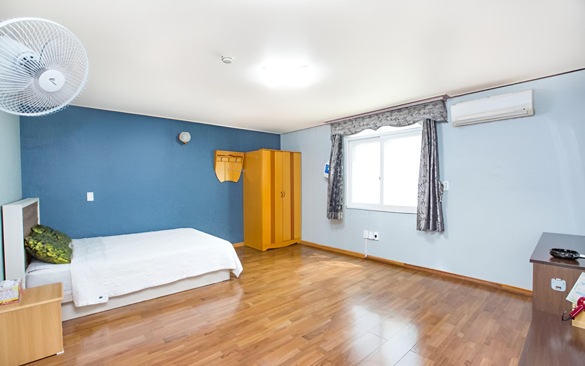 Room (Ondol + 6 bed room)