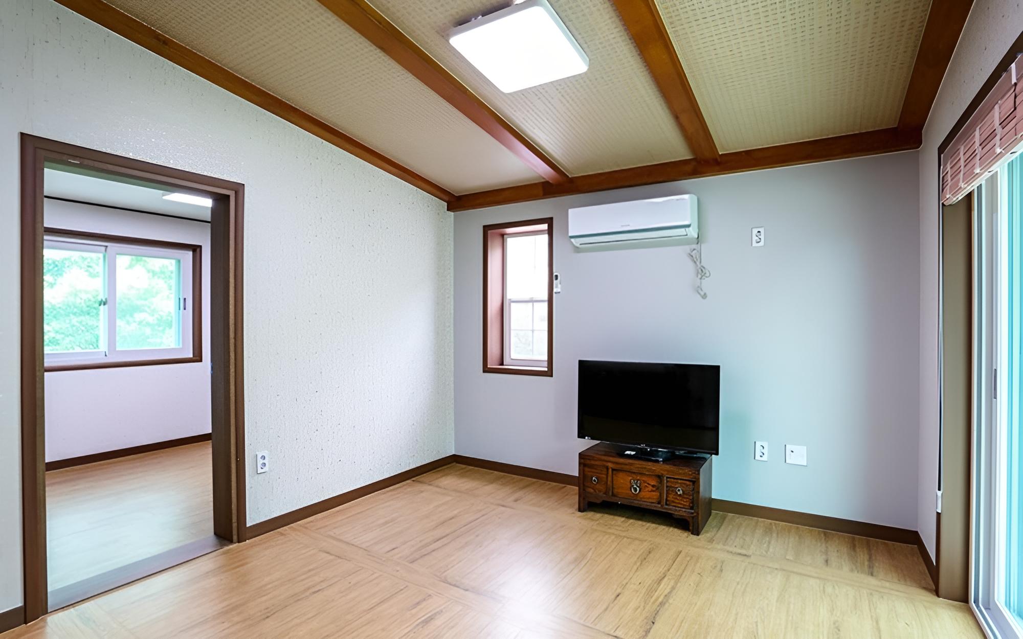 Room (Room 201)