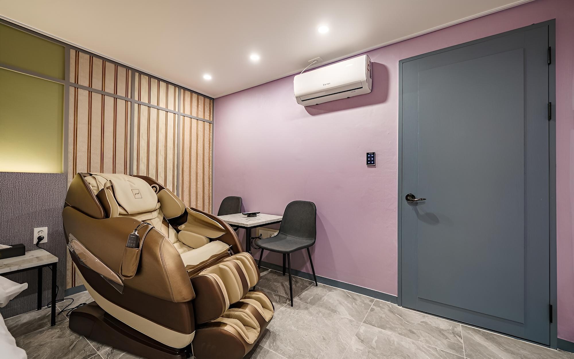Room (Premium - 65 inch TV - 1 PC - Massage) - Photo 6