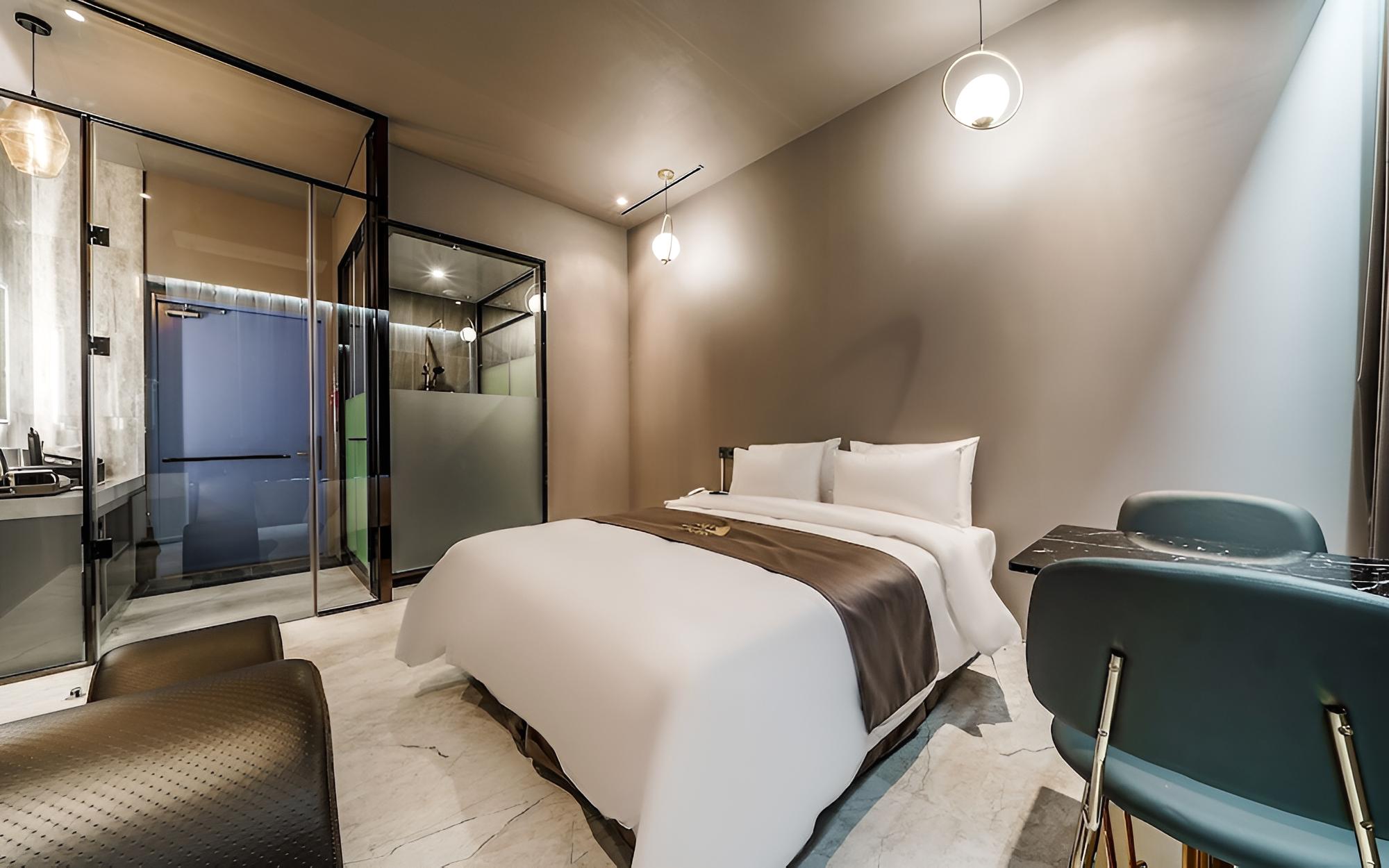 Room (White Black)