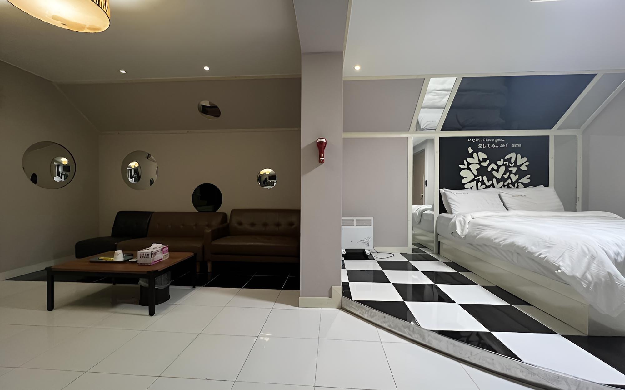 Room (Event Suite)