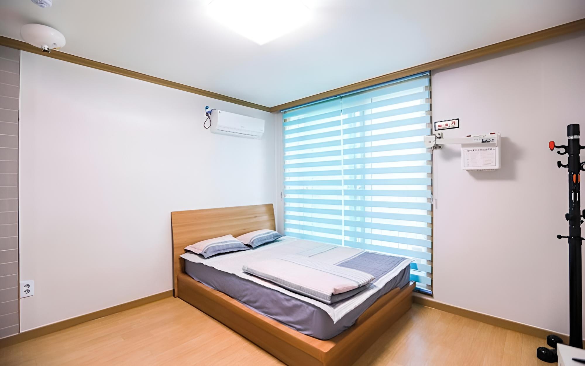 Room (Room 302)