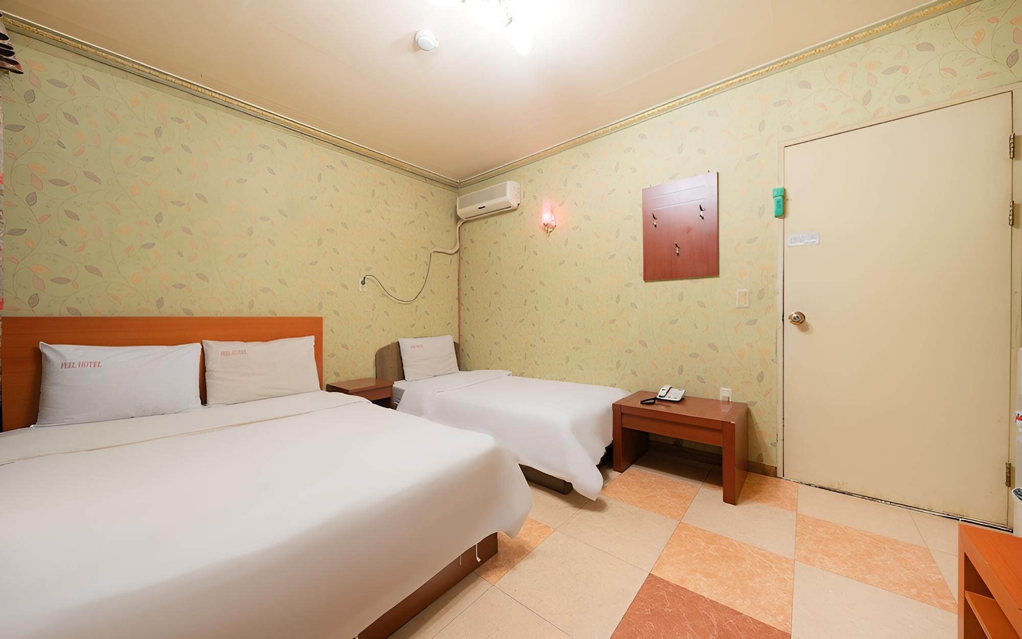 Room (Twin 2 beds (PC-x Netflix available))