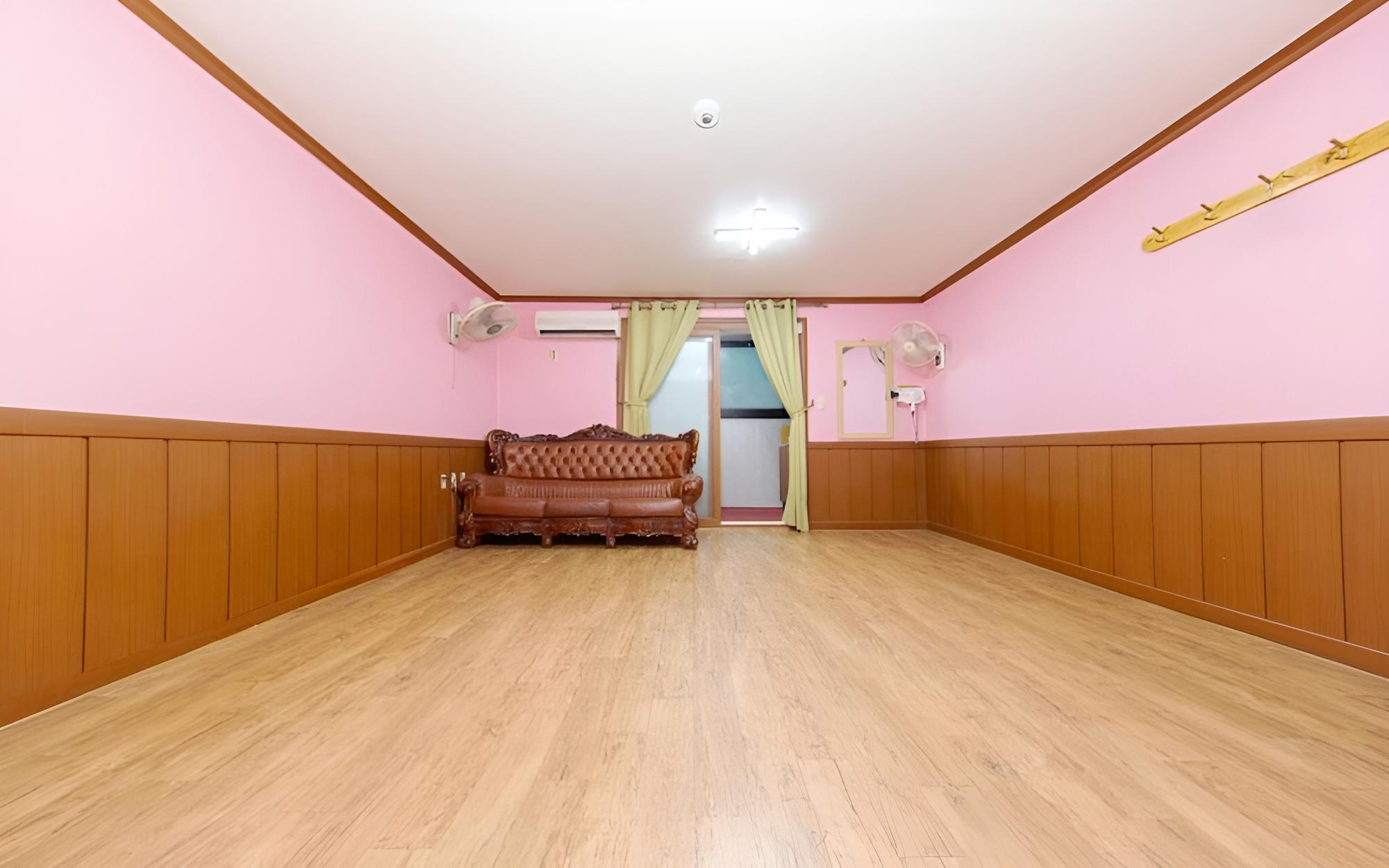Room (Room 106 (Semi-basement))