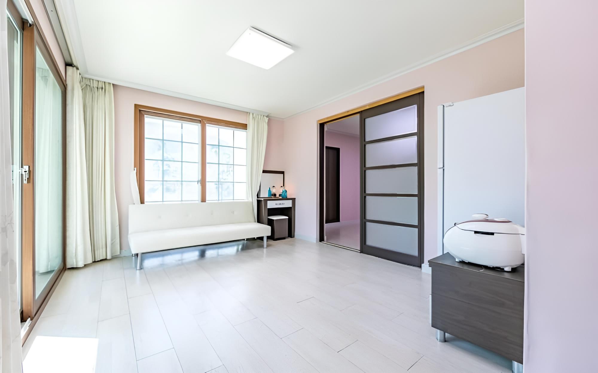 Room (23 pyeong two room-302)