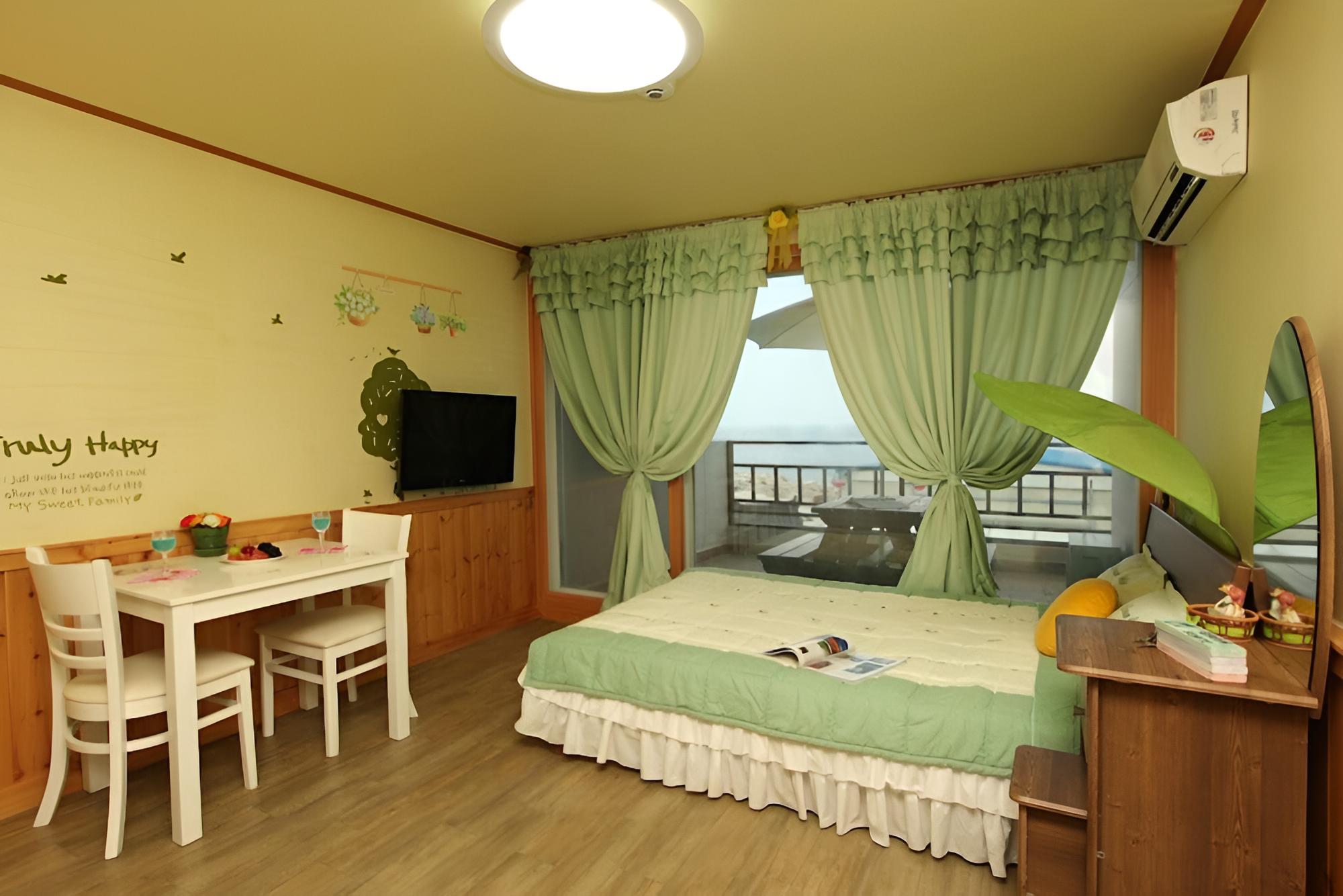 Room (Green tree)