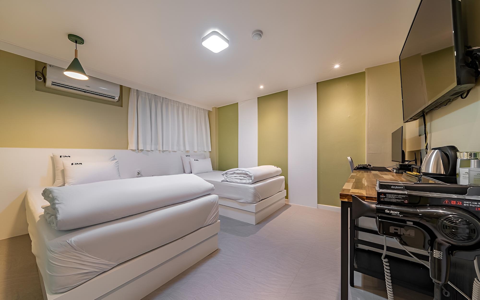 Room (Premium Twin Room (TWOBeds+Netflix+LO)