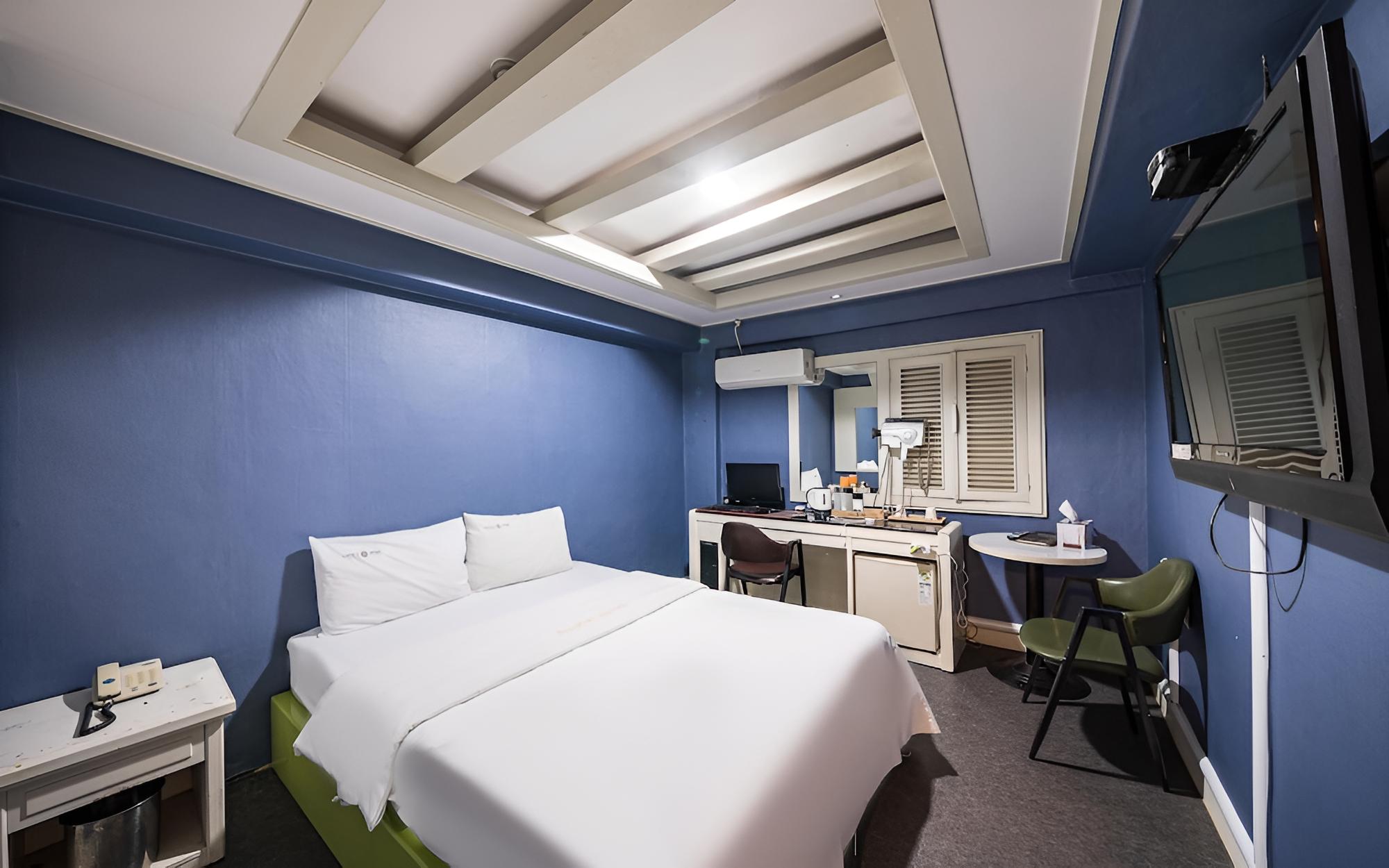 Room (Standard room (hard PC Netflix instal)