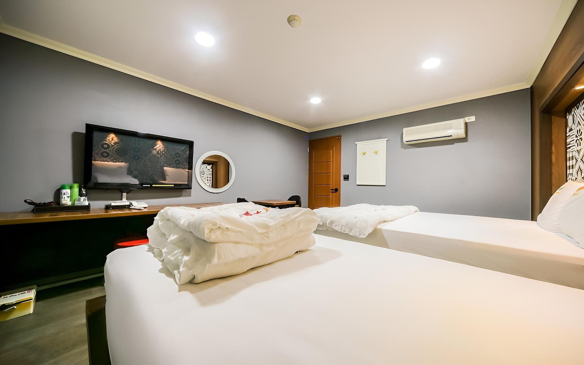 Room (TWIN (You can watch Netflix/Good air ) photo 2