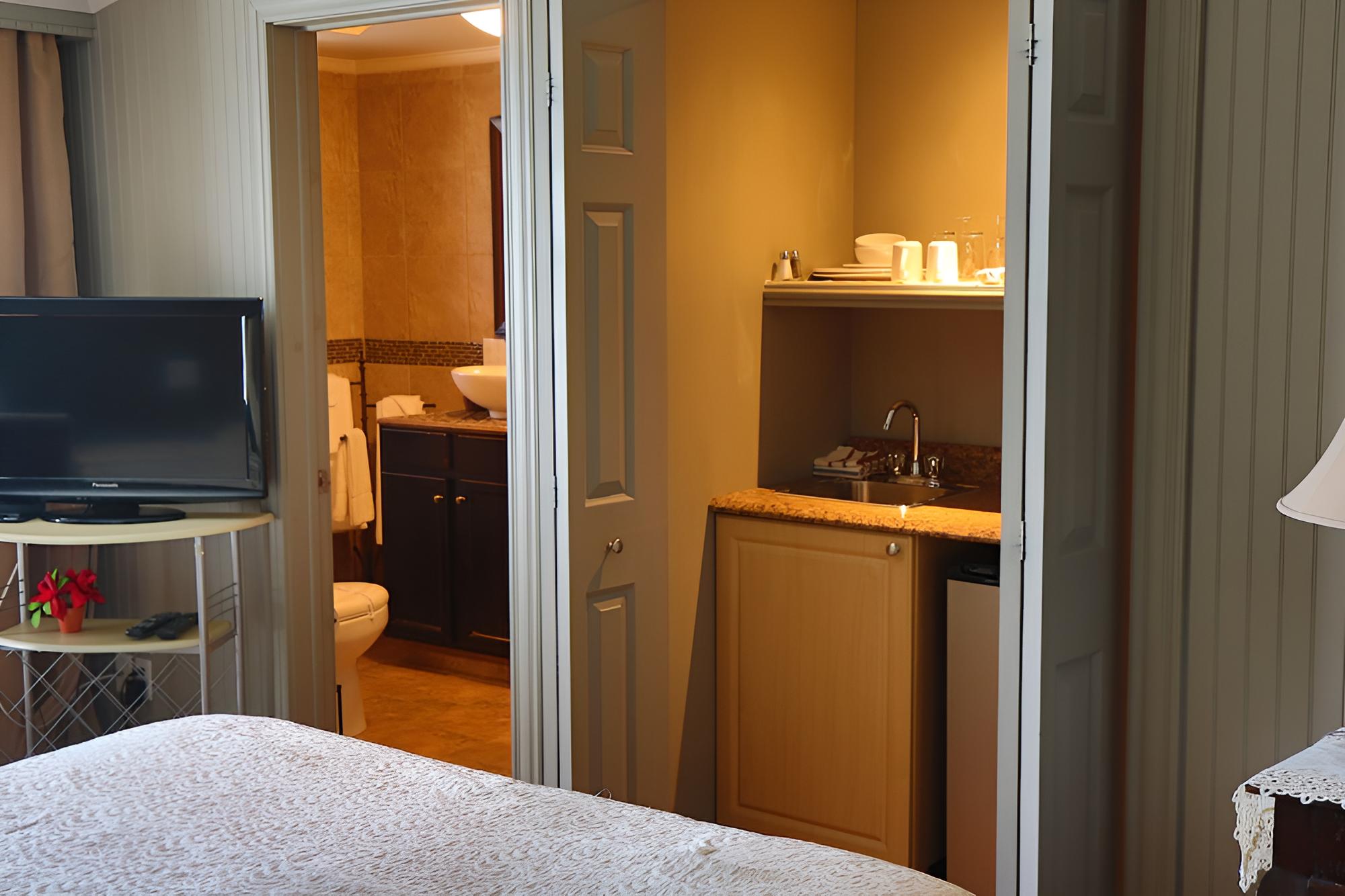 Superior Room, 1 Queen Bed photo 3