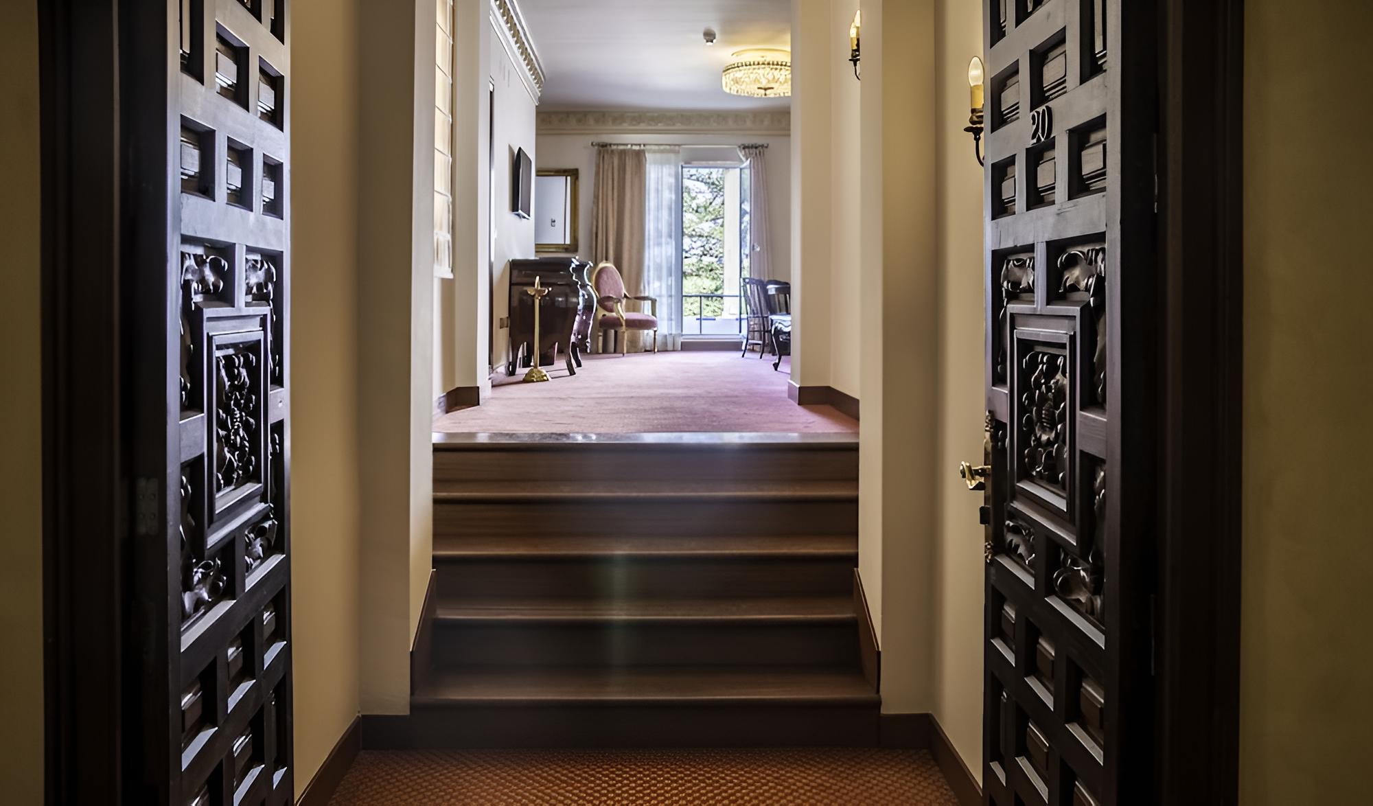 Presidential Suite (2 Adults + 2 Children)