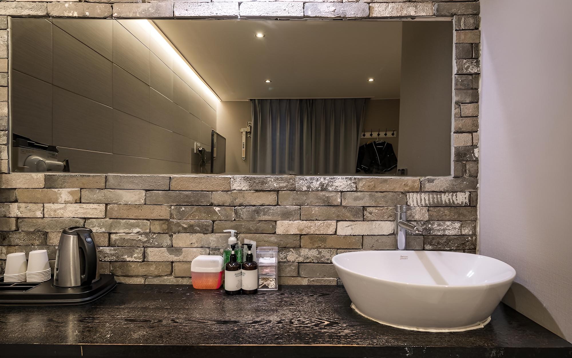 Room (VIP (OTT available in all rooms Netfl)