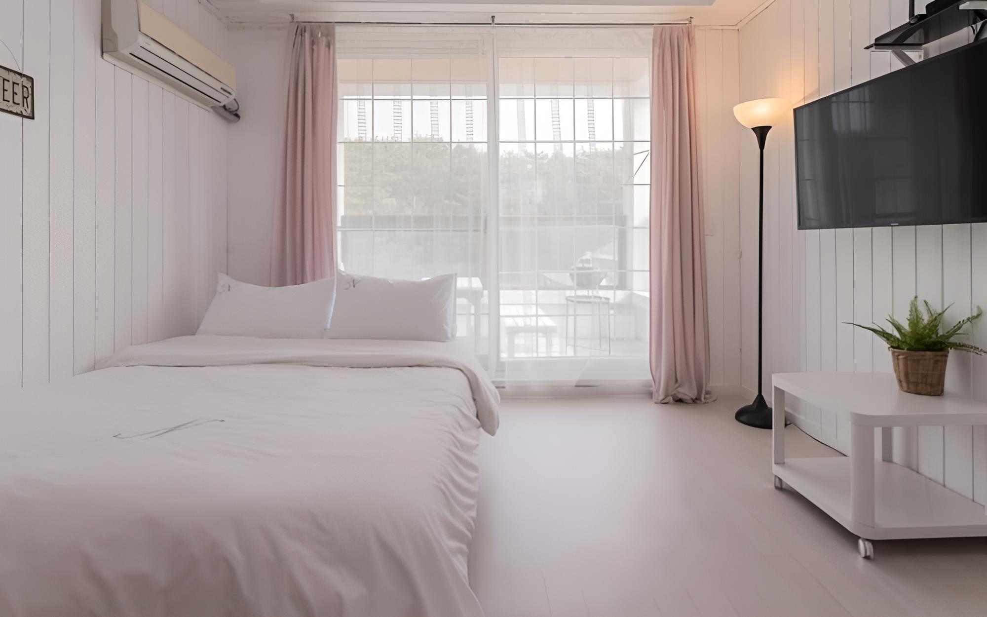 Room (Pinot 301 (Mountain View))