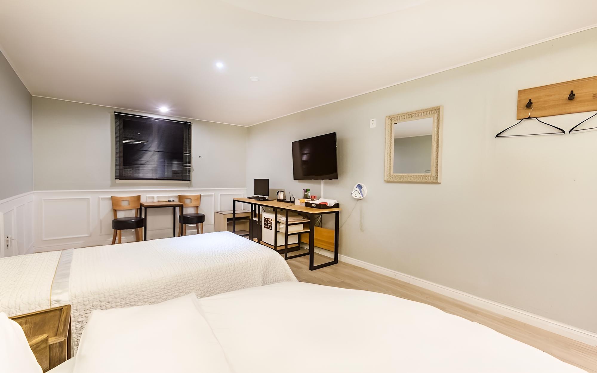 Room (Twin Beds (Netflix available)) - Photo 10