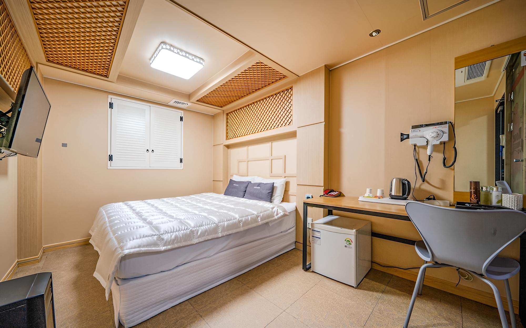 Room (StandardNo-hard PC (Netflix & Wave On)