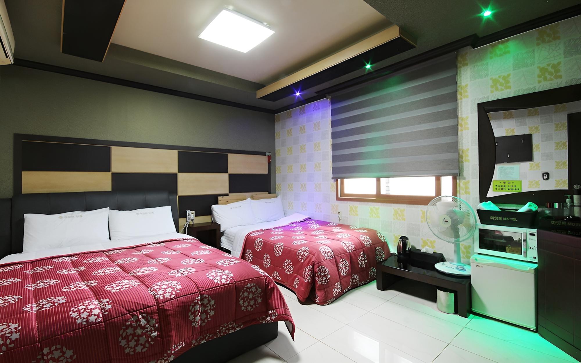 Room (Twin B)