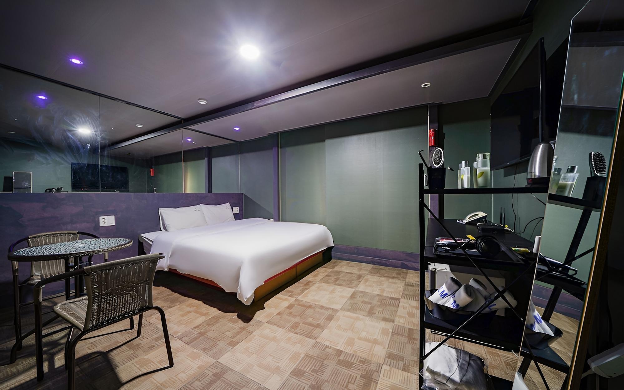 Room (Ondol Room)
