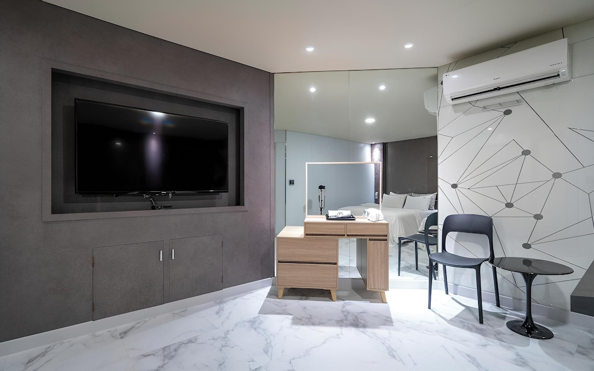 Room (Twin (luxury amenities large bathtub )