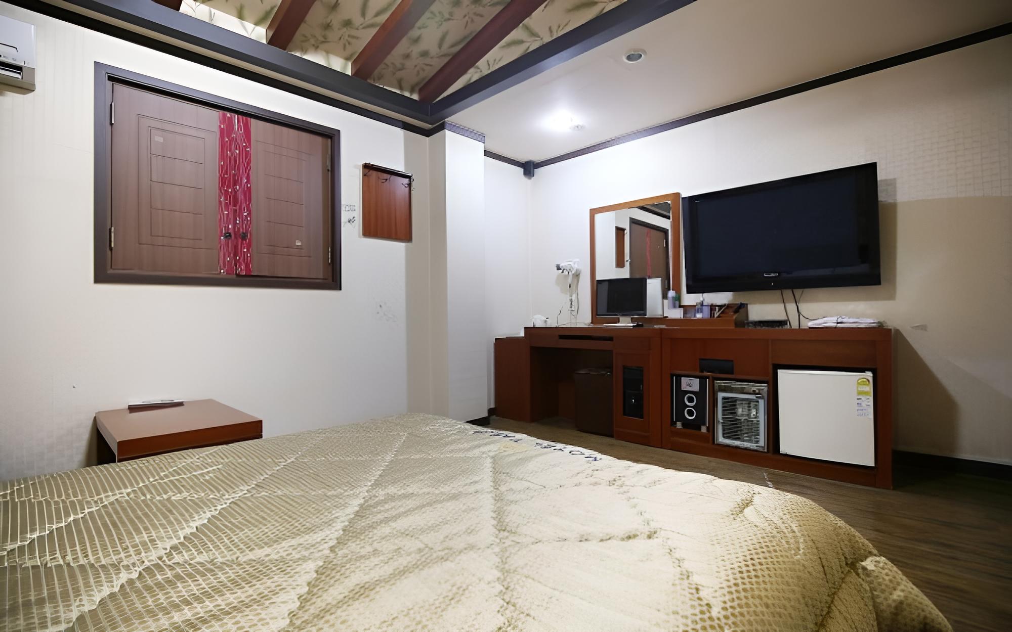 Room (Standard Room) - Photo 12
