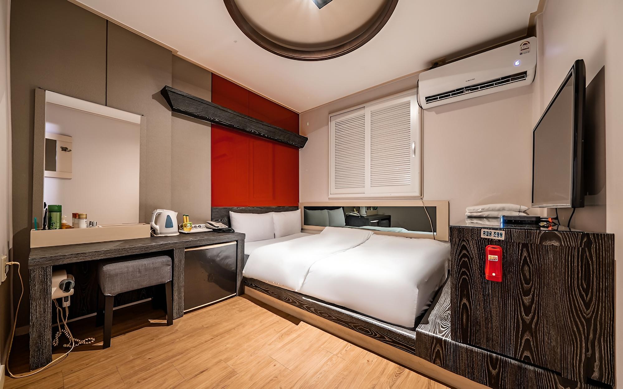 Room (Movie Room Consecutive Stay Walkie Sp)